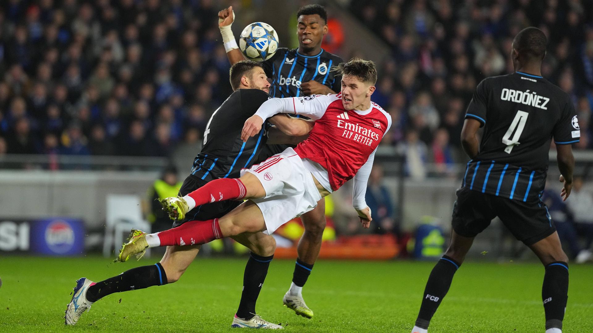 Im Zweikampf mit seinen Gegenspielern, Brandon Mechele und Raphael Onyedika, wird Arsenals Viktor Gyökeres zu Boden gestoßen.