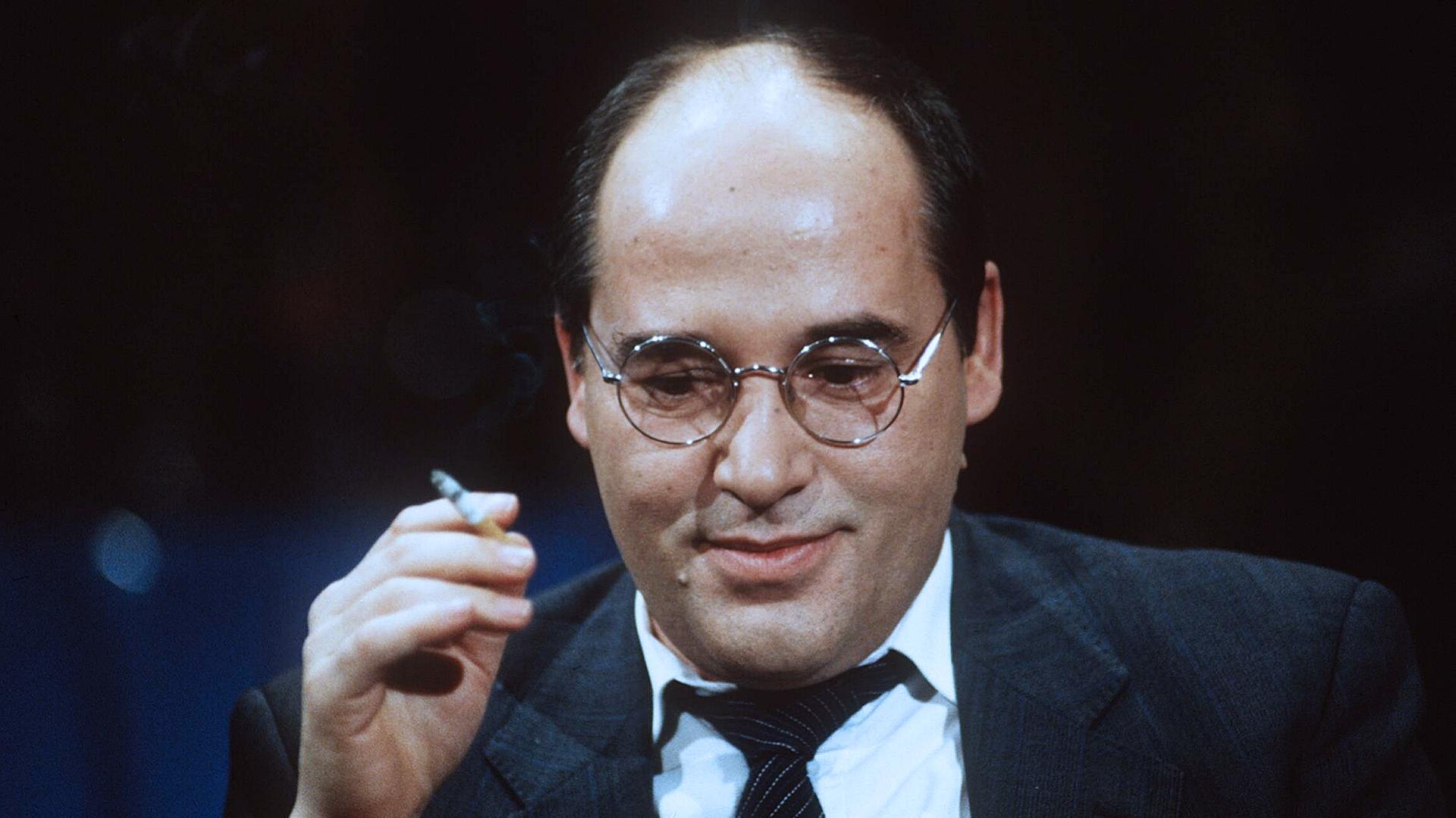 Archiv: Eine Zigarette rauchender Gregor Gysi, aufgenommen am 01.03.1993