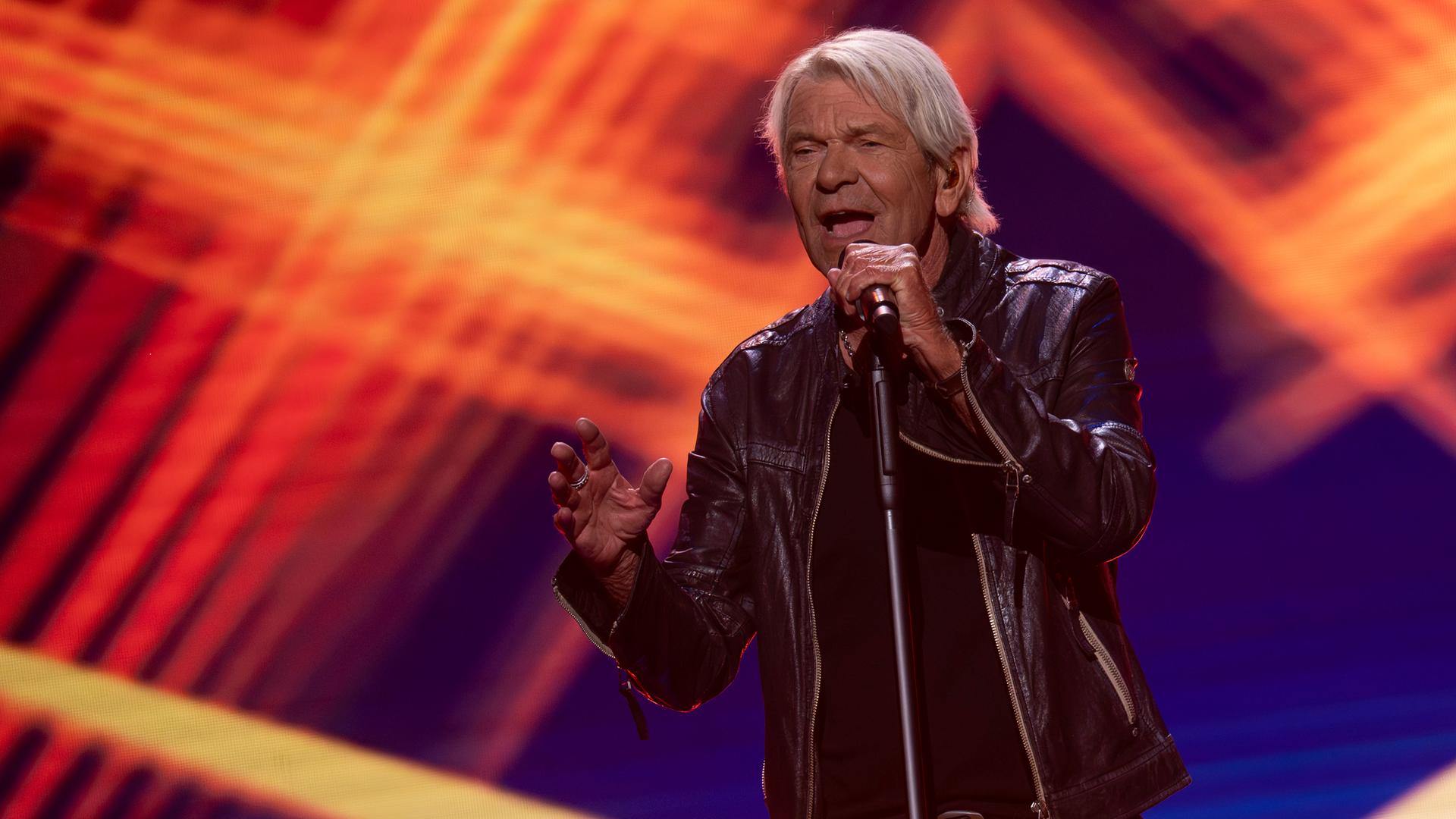 "Die Giovanni Zarrella Show – Kleine Stars ganz groß": Matthias Reim steht auf der Bühne und singt in ein Standmikrofon, das er mit der Hand festhält.