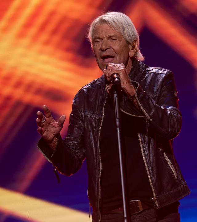 "Die Giovanni Zarrella Show – Kleine Stars ganz groß": Matthias Reim steht auf der Bühne und singt in ein Standmikrofon, das er mit der Hand festhält.