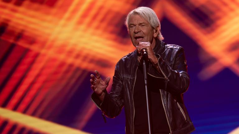 "Die Giovanni Zarrella Show – Kleine Stars ganz groß": Matthias Reim steht auf der Bühne und singt in ein Standmikrofon, das er mit der Hand festhält.