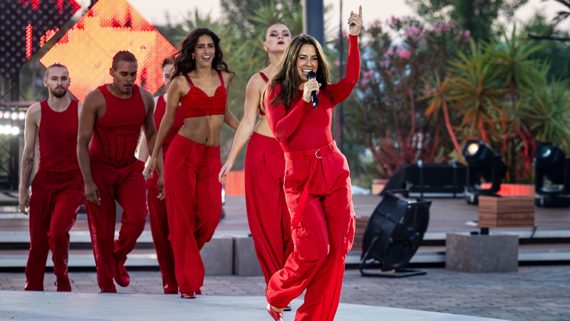 "Die Giovanni Zarrella Show - Die große Sommerparty": Vanessa Mai singt und tanzt auf der Bühne. Hinter ihr befinden sich fünf Tänzer und Tänzerinnen. Alle tragen auffällige rote Bühnenoutfits.