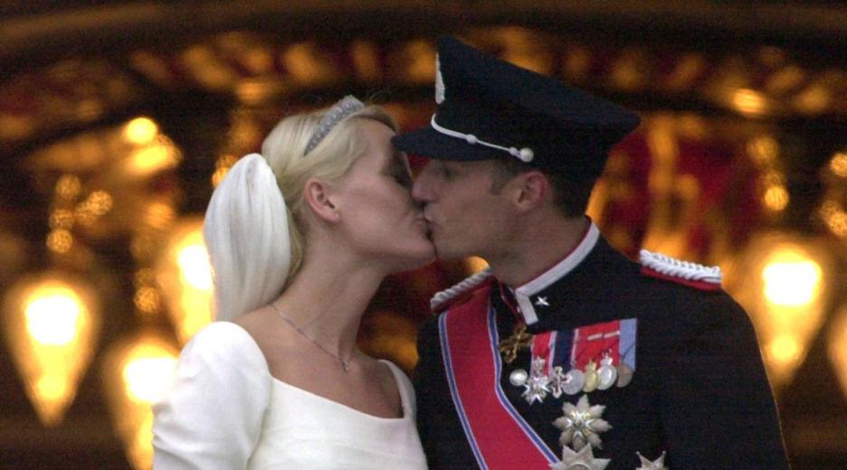 Kronprinzessin Mette-Marit und Kronprinz Haakon küssen sich am 25. August 2001