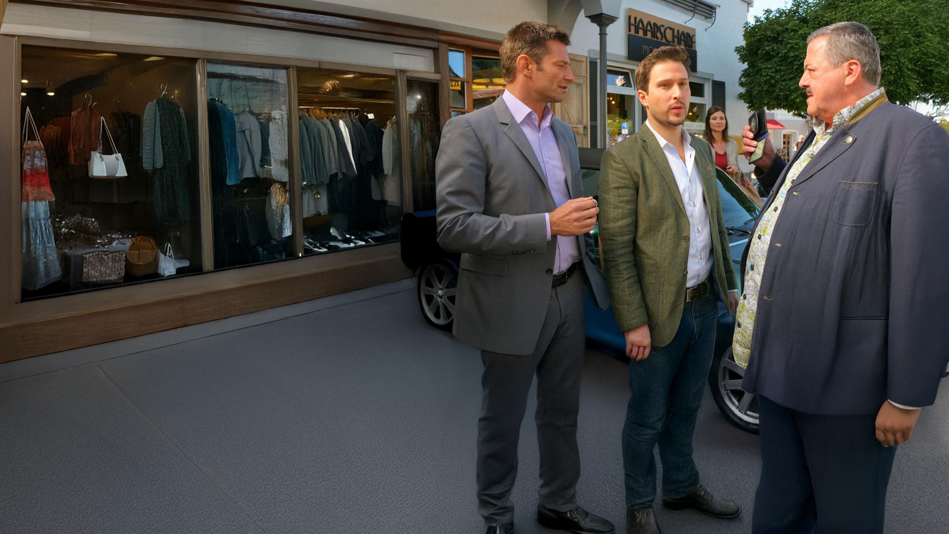 "Die Rosenheim-Cops - Haarscharf ins Herz": Auf dem Parkplatz des Friseursalon "Haarscharf" stehen die Kommissare Hofer (Joseph Hannesschläger) und Hansen (Igor Jeftic) mit Patrick Gerstenberg (Pablo Sprungala). Im Hintergrund geht die Pathologin Dr. Eckstein (Petra Einhoff) zu ihrem Wagen.