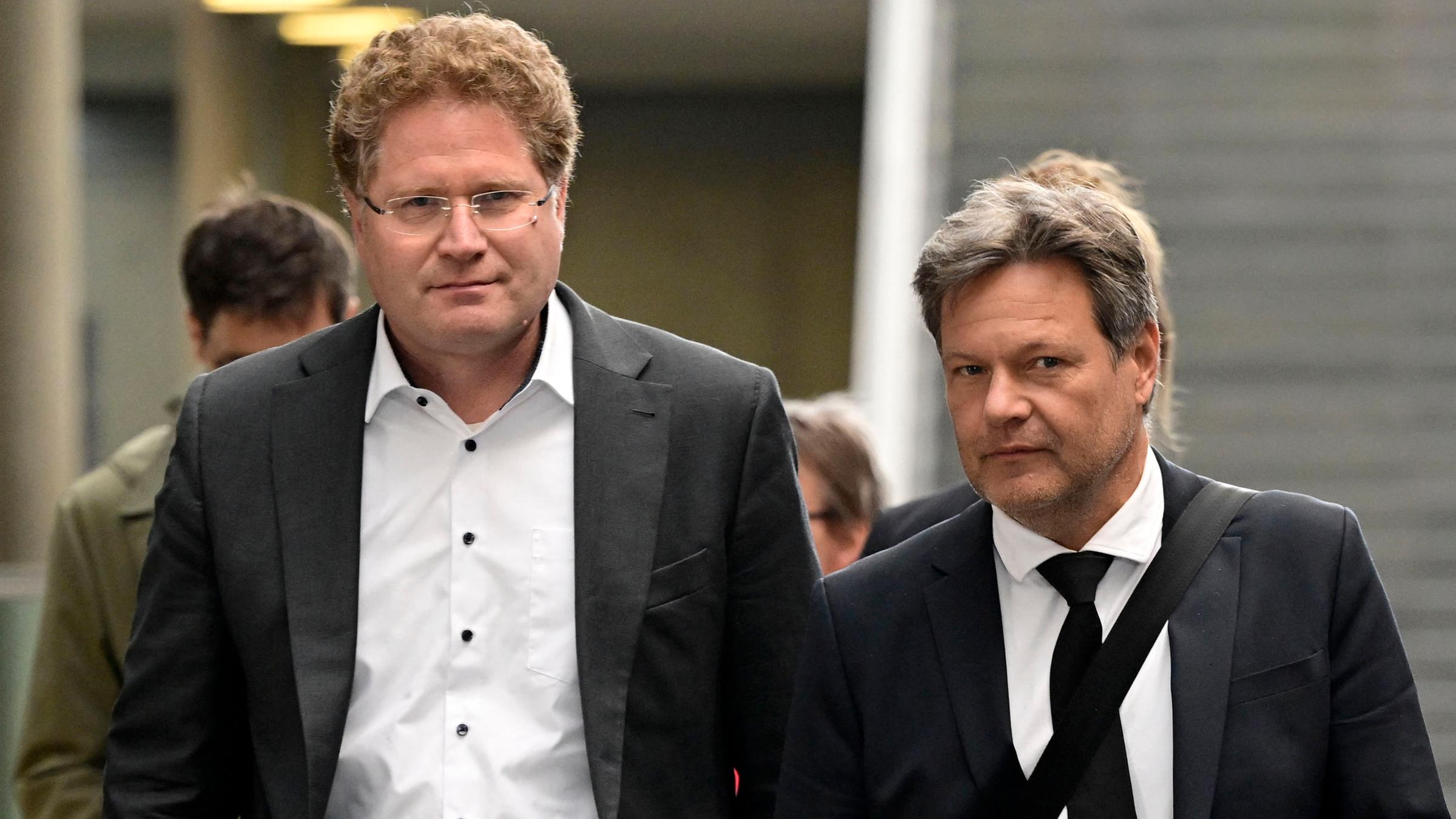 Links im Bild Staatssekretär des Wirtschaftsministeriums, Patrick Graichen, rechts im Bild Wirtschaftsminister Robert Habeck.
