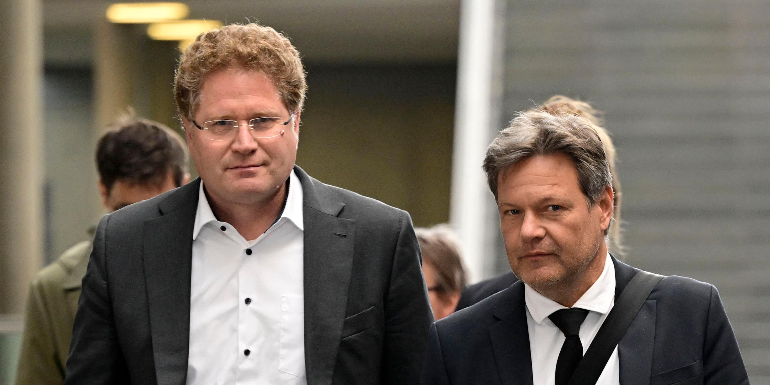 Links im Bild Staatssekretär des Wirtschaftsministeriums, Patrick Graichen, rechts im Bild Wirtschaftsminister Robert Habeck.