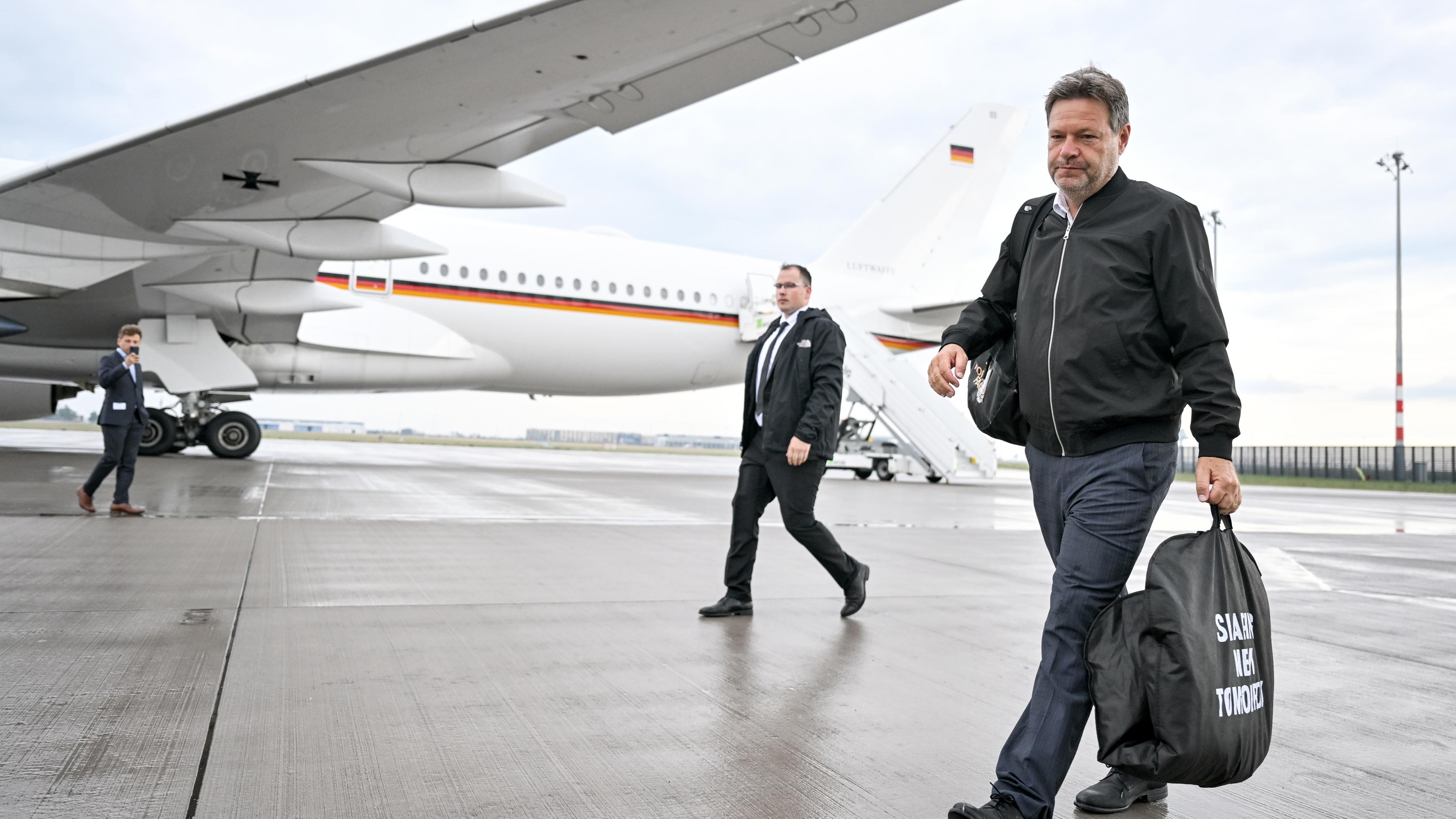 Robert Habeck (Bündnis 90/Die Grünen), Vice-Chancellor and Federal Minister for Economy and Climate Protection, boards a ready-to-fly plane.  The minister travels to Israel, the Palestinian Territories and Jordan.  The trip will address current political and economic affairs, as well as energy and climate protection.