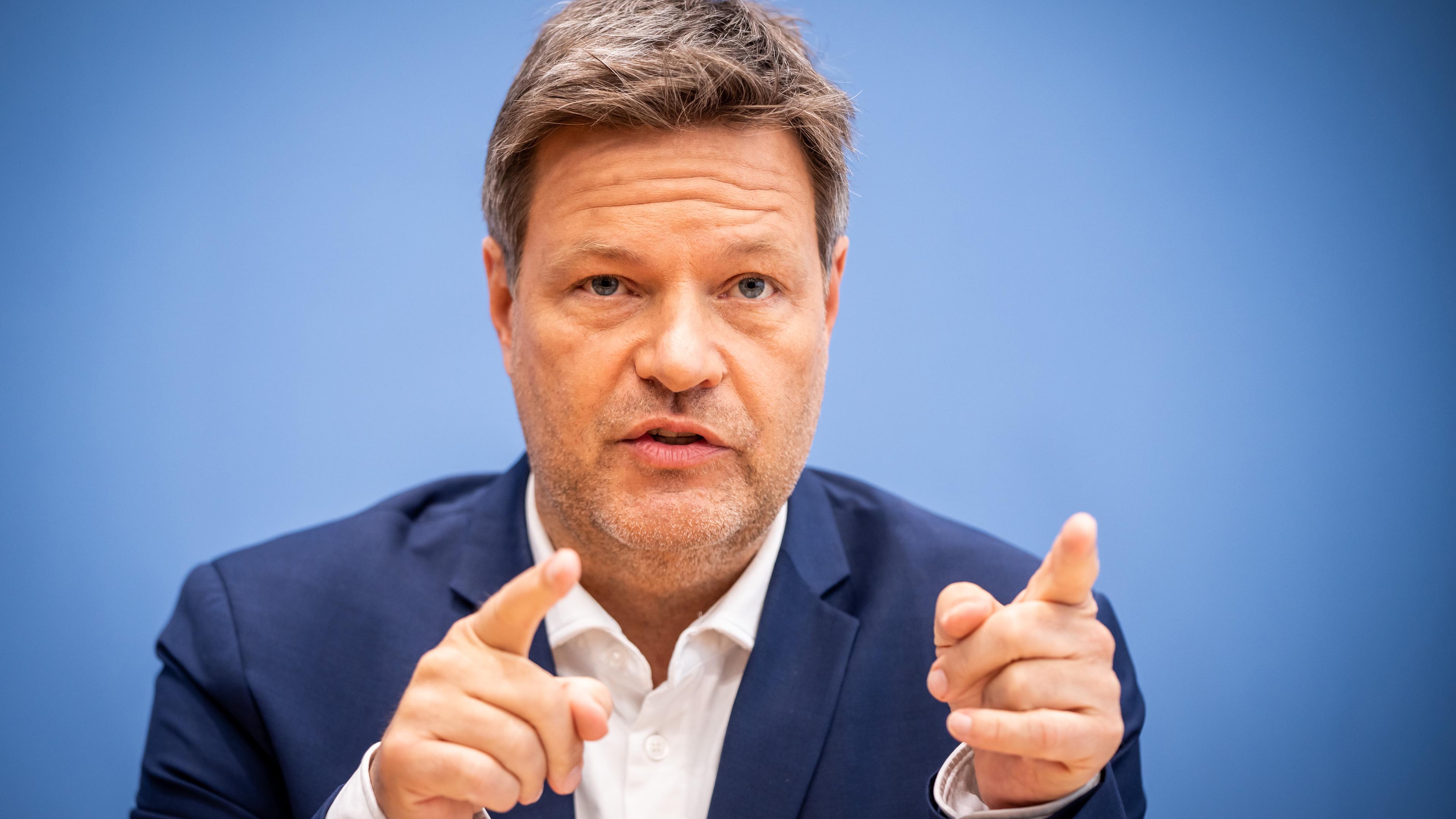 Robert Habeck, Bundesminister für Wirtschaft und Klimaschutz, spricht bei einer Pressekonferenz über den Ausbau der erneuerbaren Energien. 