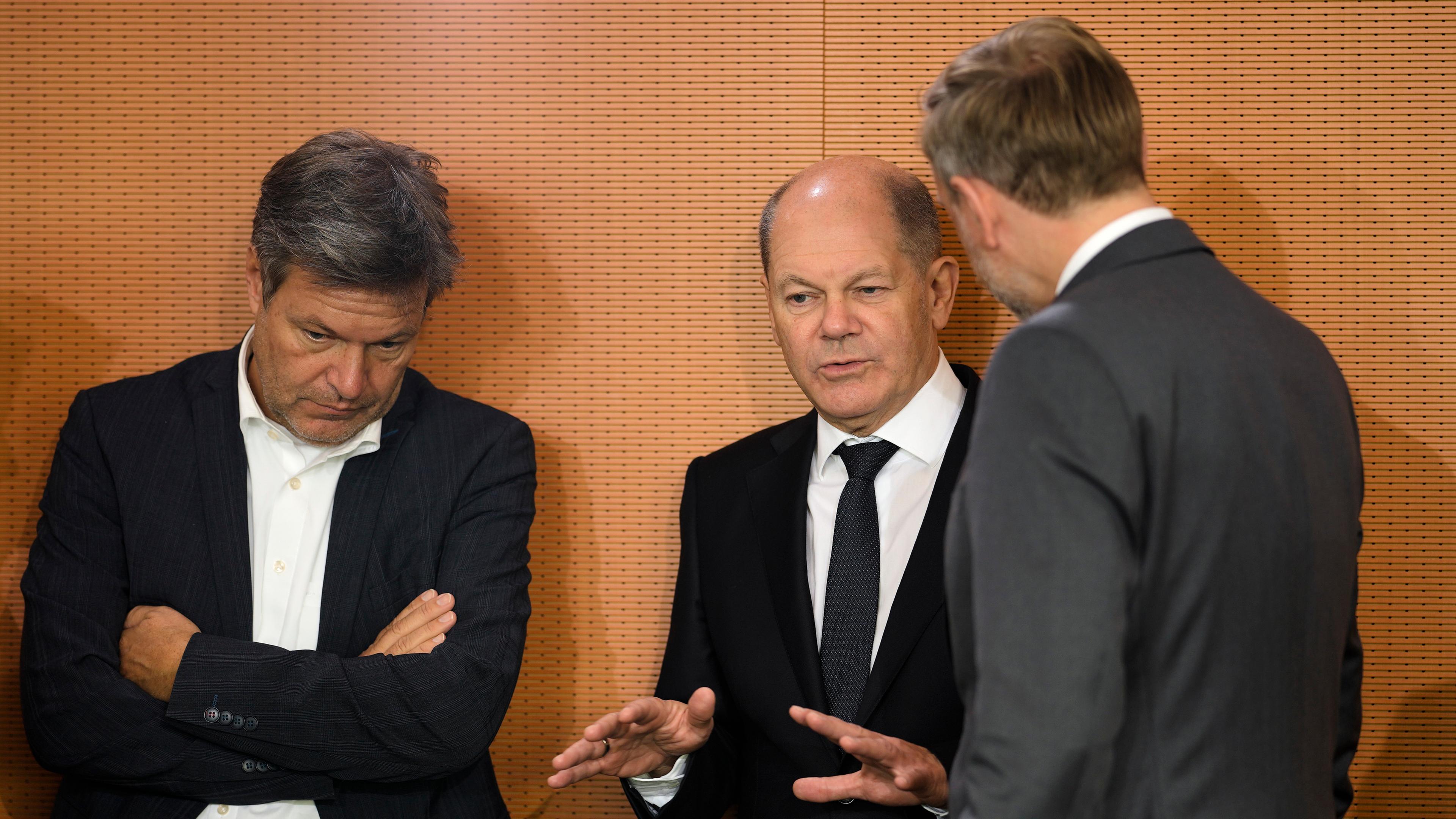 Bundeskanzler Scholz spricht mit Wirtschaftsminister Habeck und Finanzminister Lindner während einer Kabinettssitzung