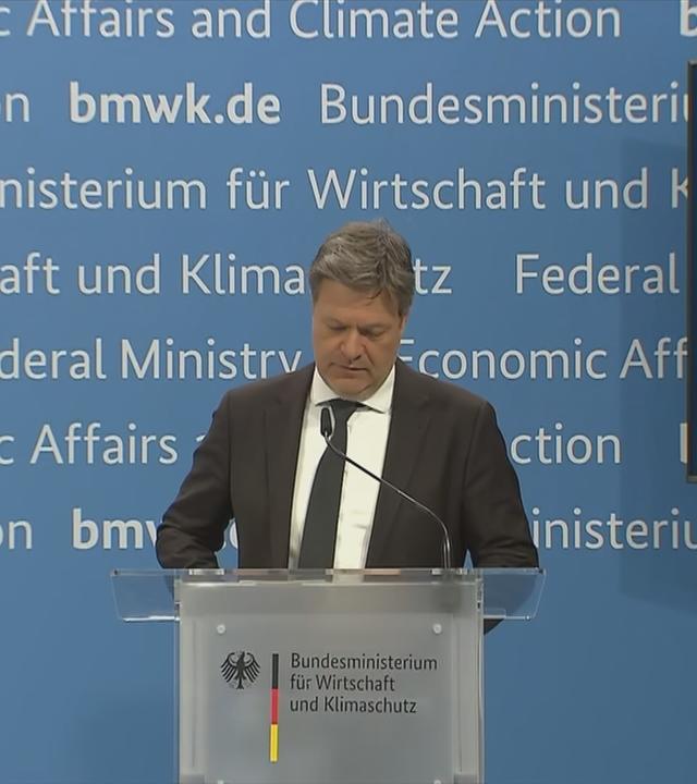 Robert Habeck spricht auf einer Pressekonferenz.