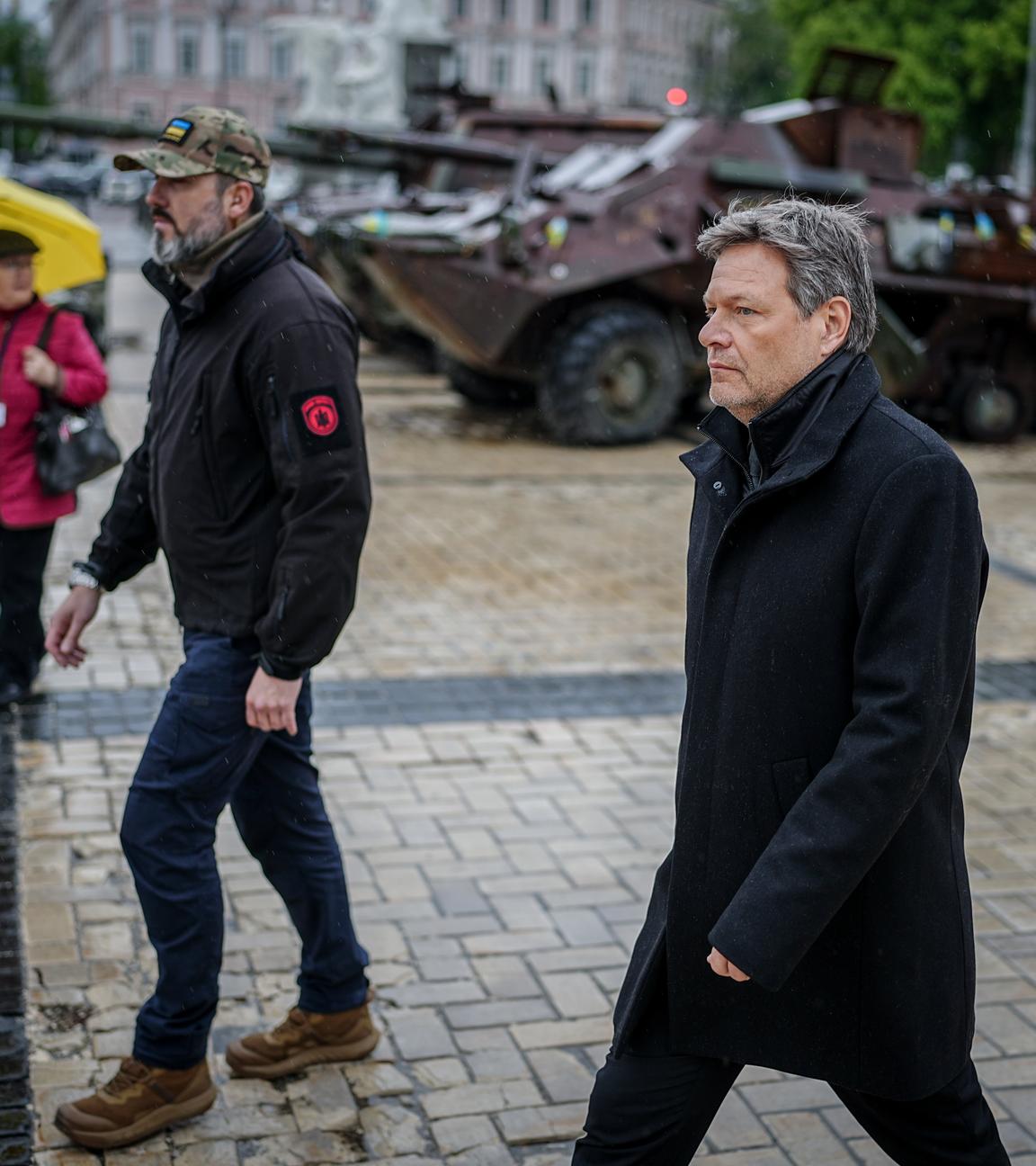 Robert Habeck, Bundesminister für Wirtschaft und Klimaschutz, geht zur Gedenkmauer für die im Krieg gefallenen Soldaten in Kiew.