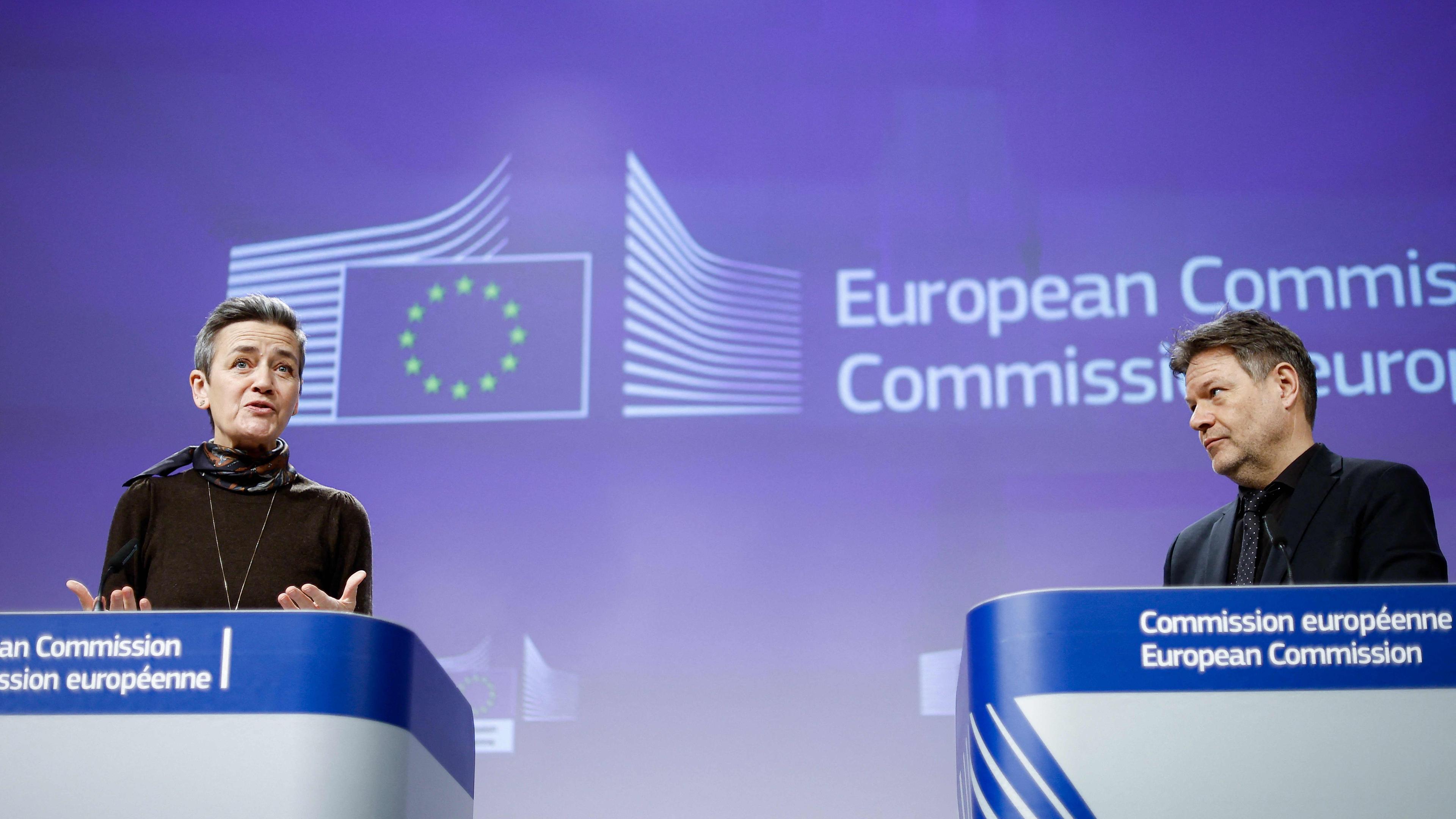 Wirtschaftsminister Robert Habeck und EU-Wettbewerbskommissarin Margrethe Vestager bei einer Pressekonferenz in Brüssel