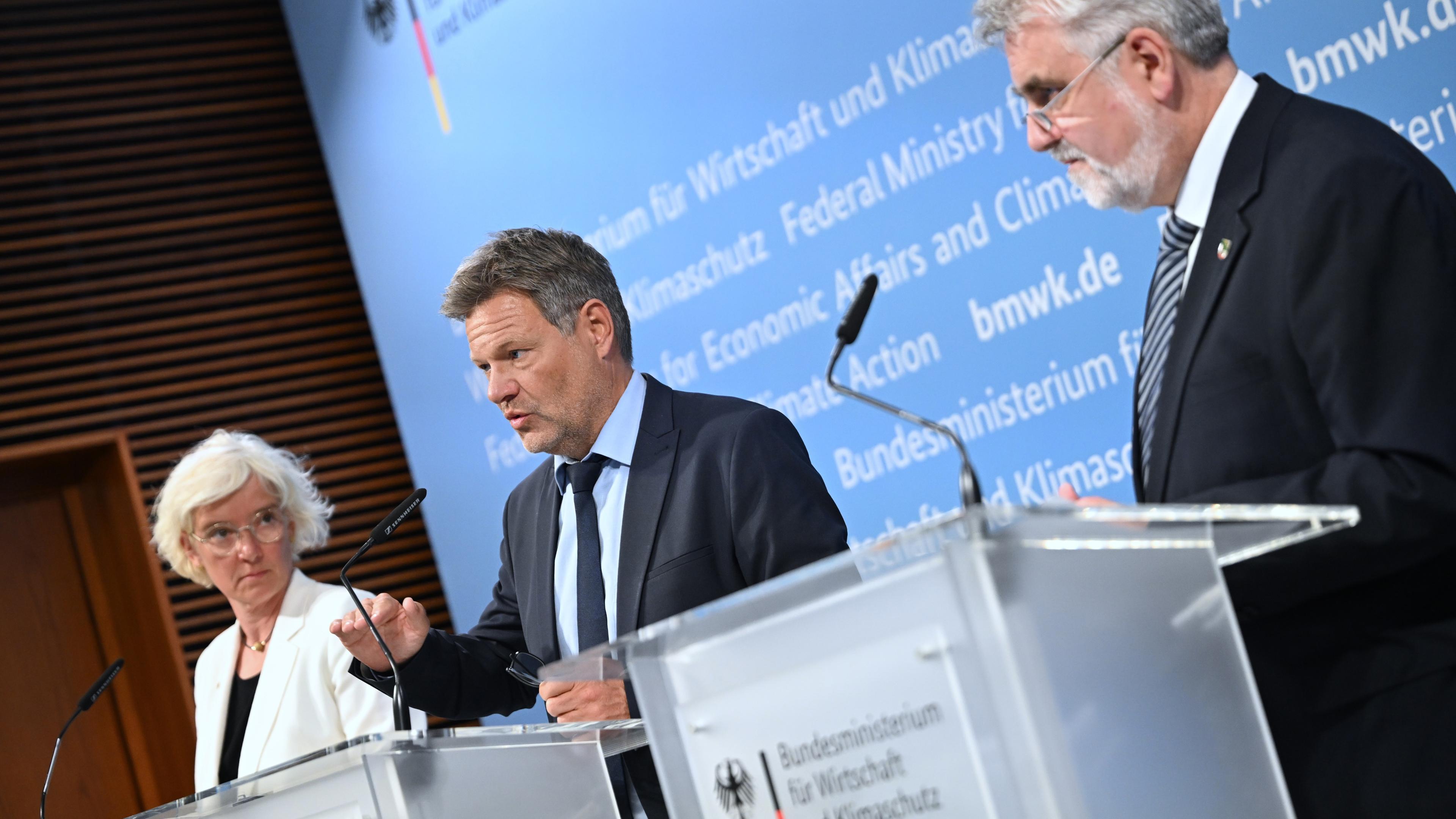 Berlin: Bärbel Heidebroek (l), Robert Habeck und Armin Willingmann sprechen zum zweiten Windkraft-"Gipfel" des Wirtschaftsministeriums.