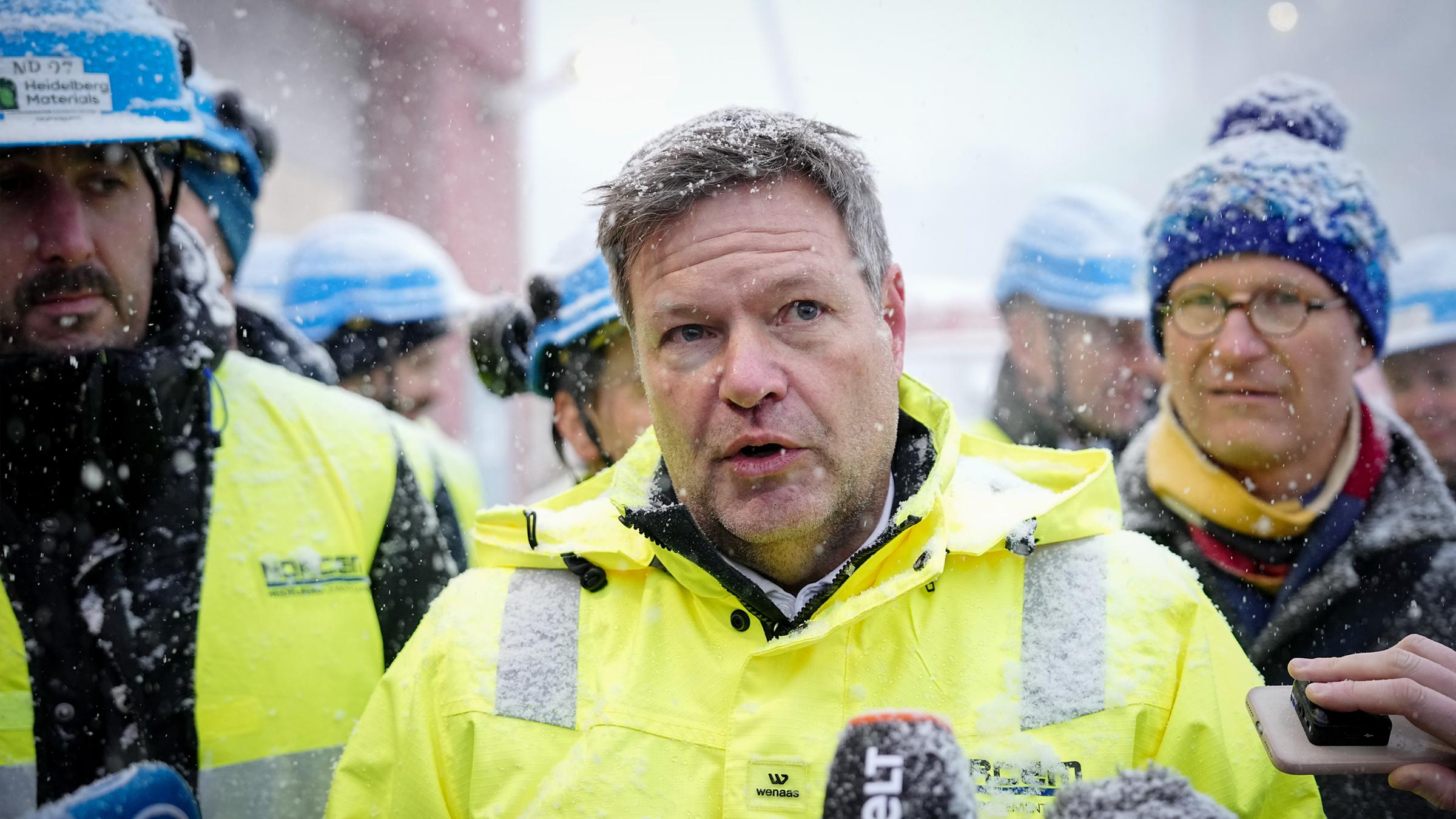 Robert Habeck (M, Bündnis 90/Die Grünen), Bundesminister für Wirtschaft und Klimaschutz, besucht zum Abschluss der Norwegen-Reise im dichten Schneetreiben das Unternehmen Norcem und beantwortet Fragen von Journalisten. 