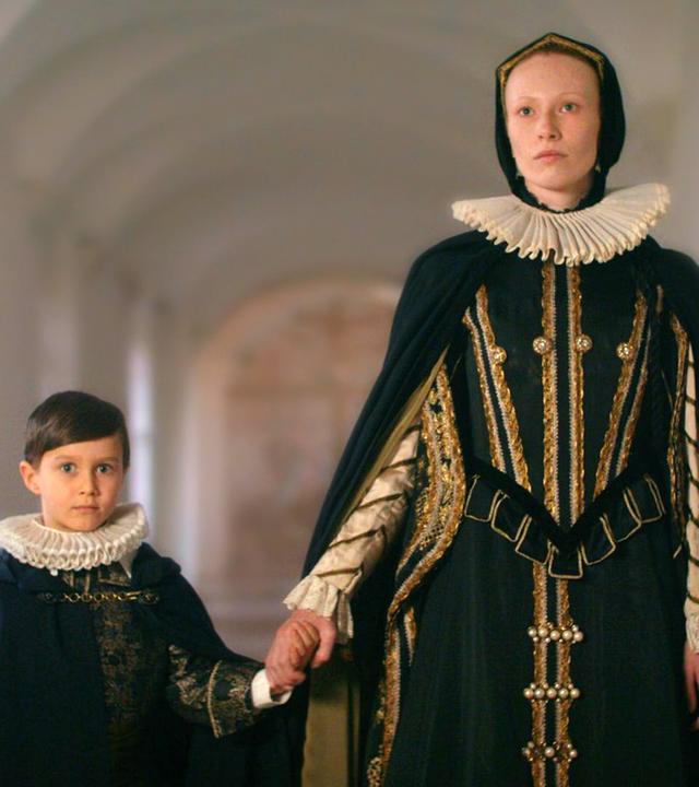 Erzherzogin Maria gibt ihren Erstgeborenen für eine streng katholische Erziehung in ein Jesuitenkloster. 