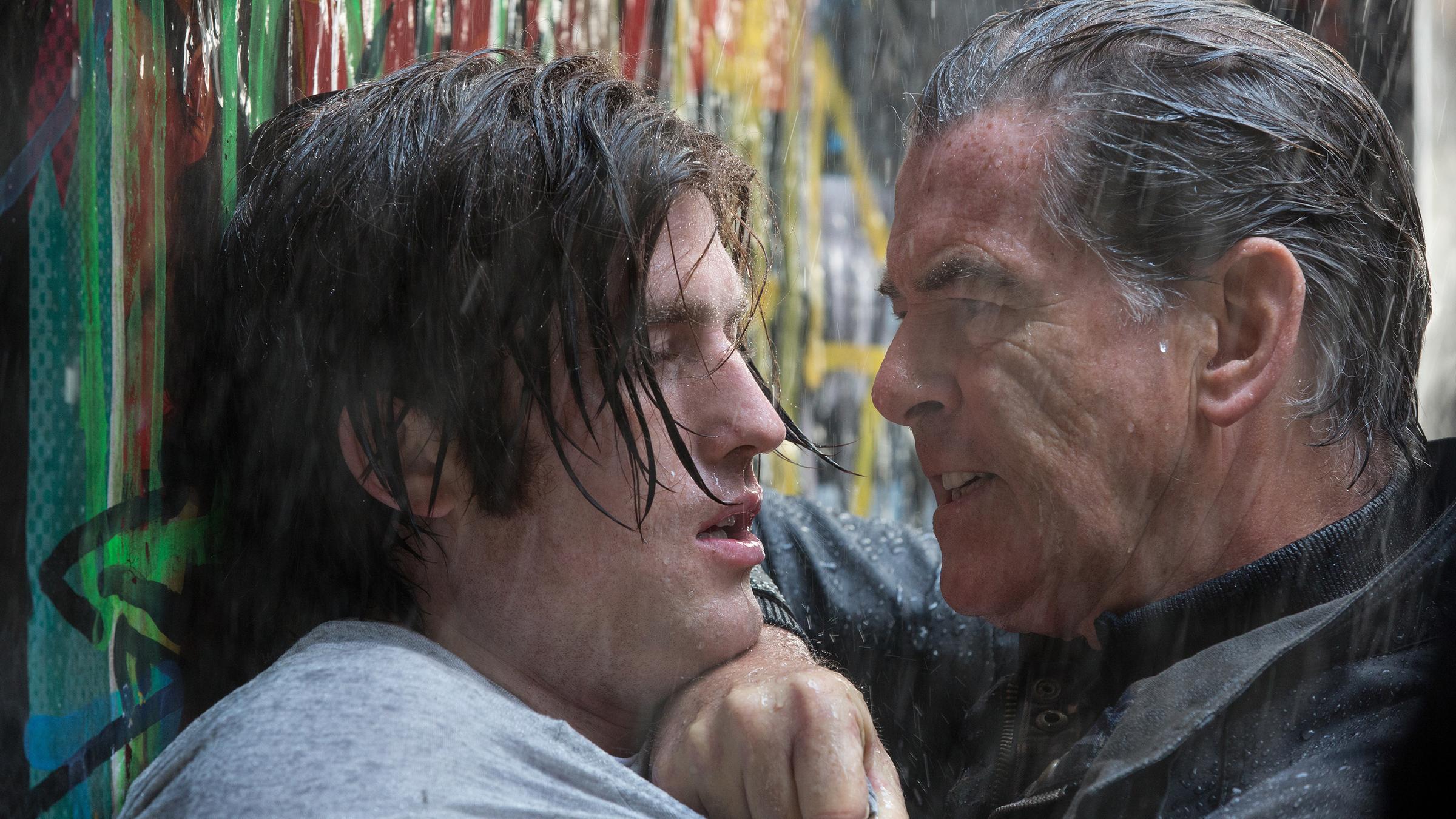 Mike Regan (Pierce Brosnan, r.) nimmt den Kampf mit seinem ehemaligen I.T.-Techniker Ed Porter (James Frecheville, l.) auf.