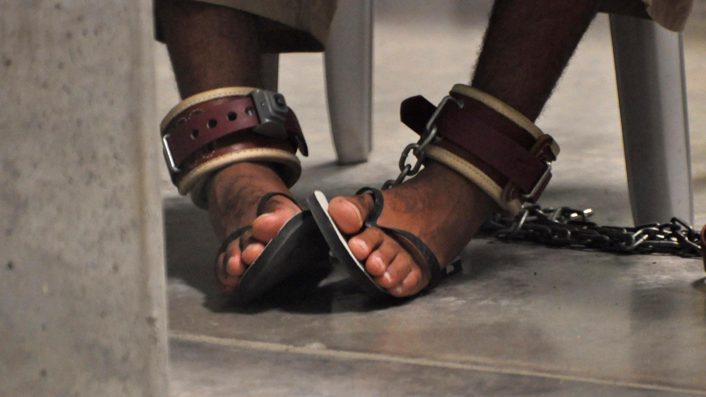 Ein Häftling in Guantanamo mit Fußfesseln, Archivbild