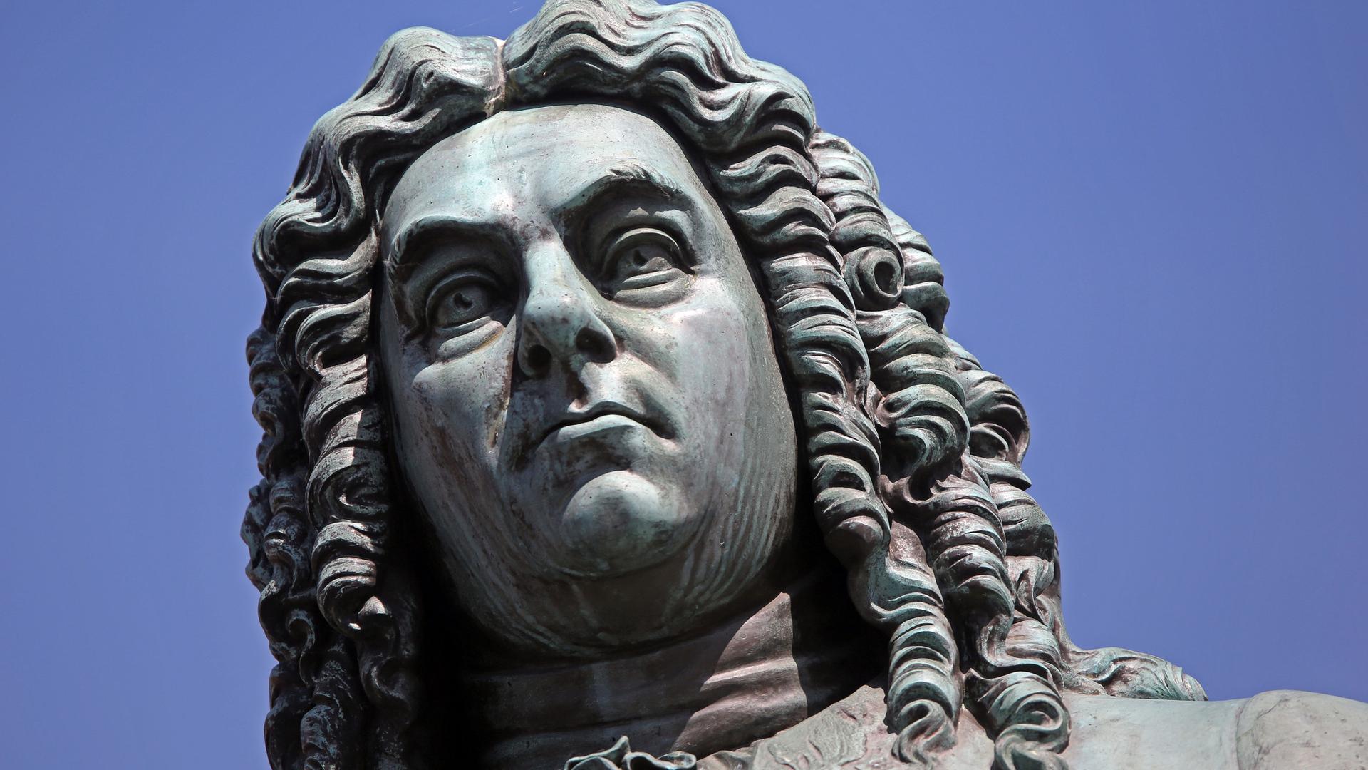 Auf dem Bild sieht man eine Büste von Georg Friedrich Händel. Im Hintergrund ein blaue Himmel.