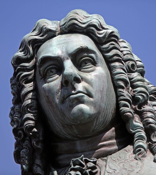 Auf dem Bild sieht man eine Büste von Georg Friedrich Händel. Im Hintergrund ein blaue Himmel.