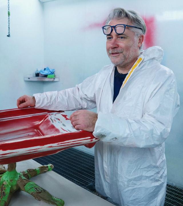 Händler Jan Cizek arbeitet an zwei roten Sesseln