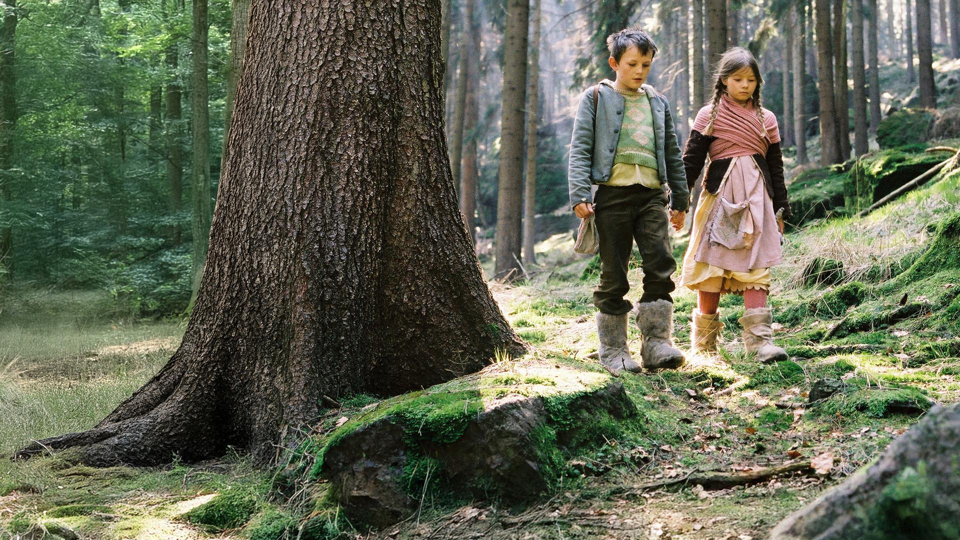 Hänsel (Johann Storm) und Gretel (Nastassja Hahn) irren durch den Wald. Die Brotkrumen, die Hänsel als Wegmarker ausgestreut hatte, haben die Vögel aufgepickt.