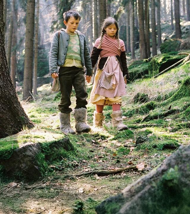 Hänsel (Johann Storm) und Gretel (Nastassja Hahn) irren durch den Wald. Die Brotkrumen, die Hänsel als Wegmarker ausgestreut hatte, haben die Vögel aufgepickt.