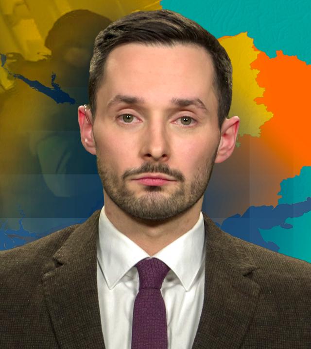 Experte Hendrik Remmel vor Ukraine-Karte mit Soldat im Hintergrund