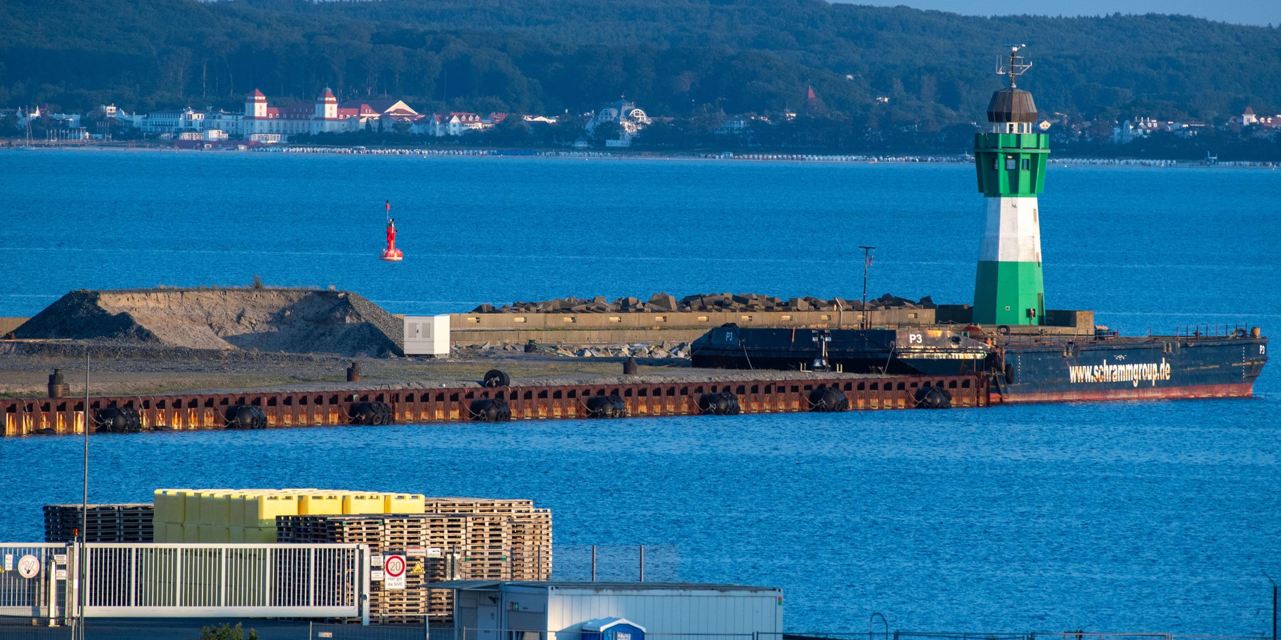 Blick auf die Mole des Hafen Mukran im Hintergrund ist das Ostseebad Binz mit dem Kurhaus zu sehen. (06.07.2023)