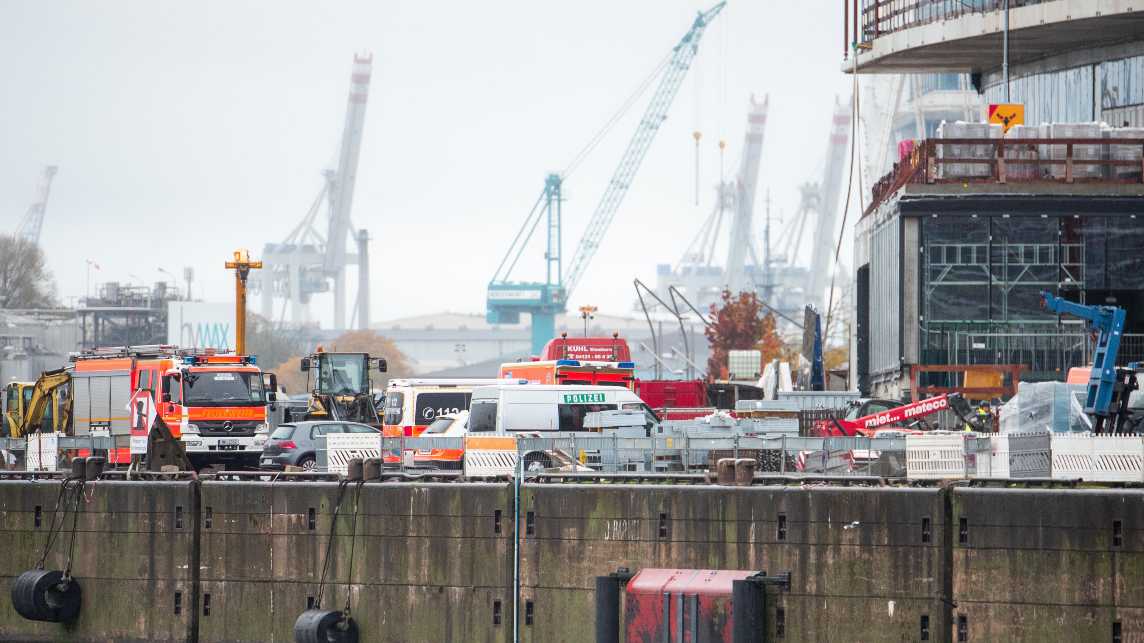 Einsatzkräfte am Unglücksort in der Hamburger Hafencity, wo es zu einem schweren Unfall auf einer Großbaustelle gekommen war.