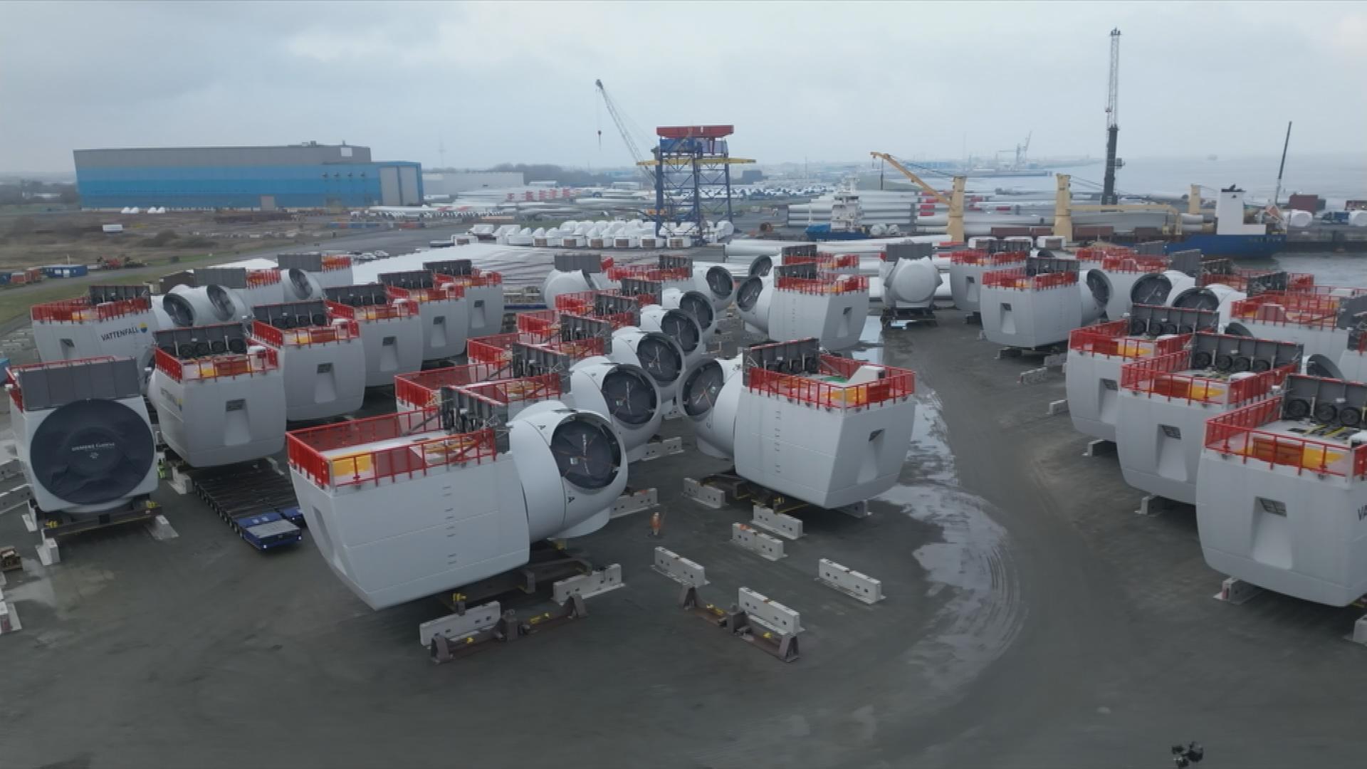 Hafen in Cuxhaven überfüllt mit Bauteilen für Offshore Windkraftanlagen.