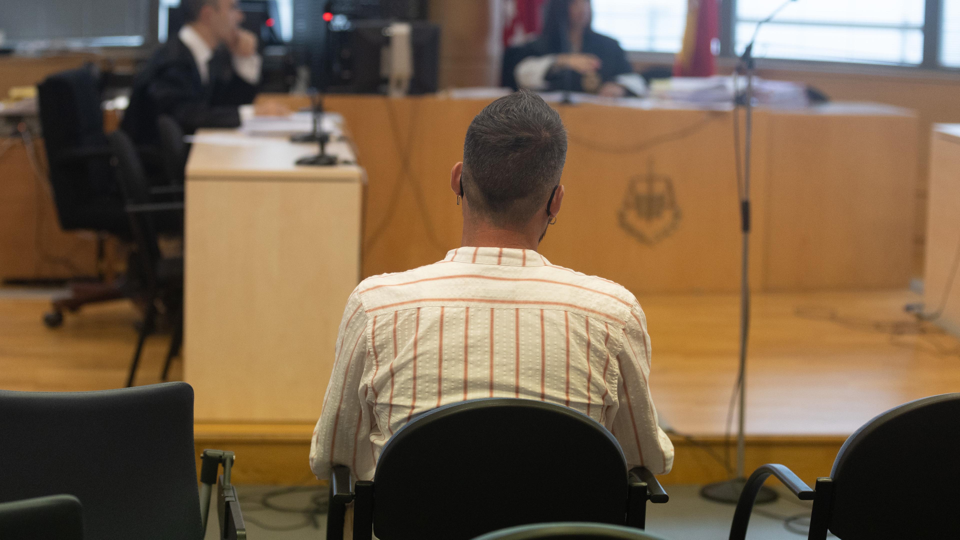 Spanien, Madrid: Ein ehemaliger Teilnehmer der TV-Reality-Sendung "Big Brother" sitzt auf der Anklagebank in einem Gerichtssaal.