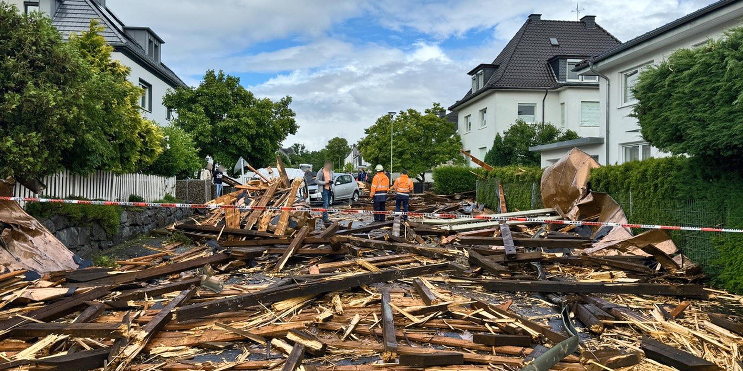 Trümmer eines Kirchturmdaches liegen auf der Straße