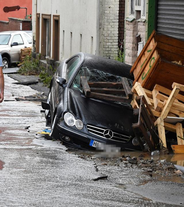 Zu sehen ist ein von Unwetterschäden betroffenes Dorf.