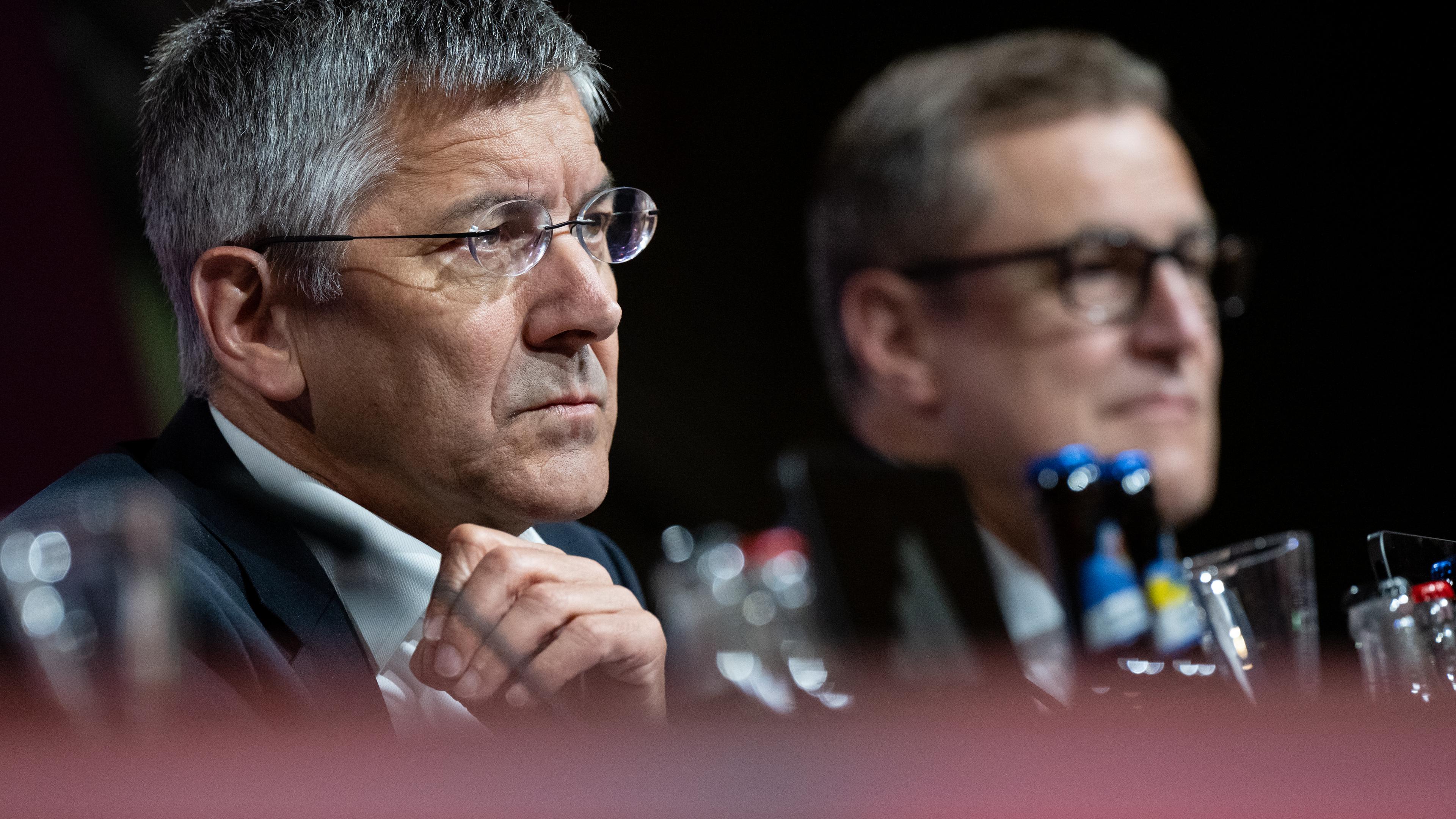 Herbert Hainer (l.), Präsident von München, und Jan-Christian Dreesen, der designierte neue Vorstandsvorsitzende der FC Bayern München AG, bei der Pressekonferenz am 28. Mai 2023.