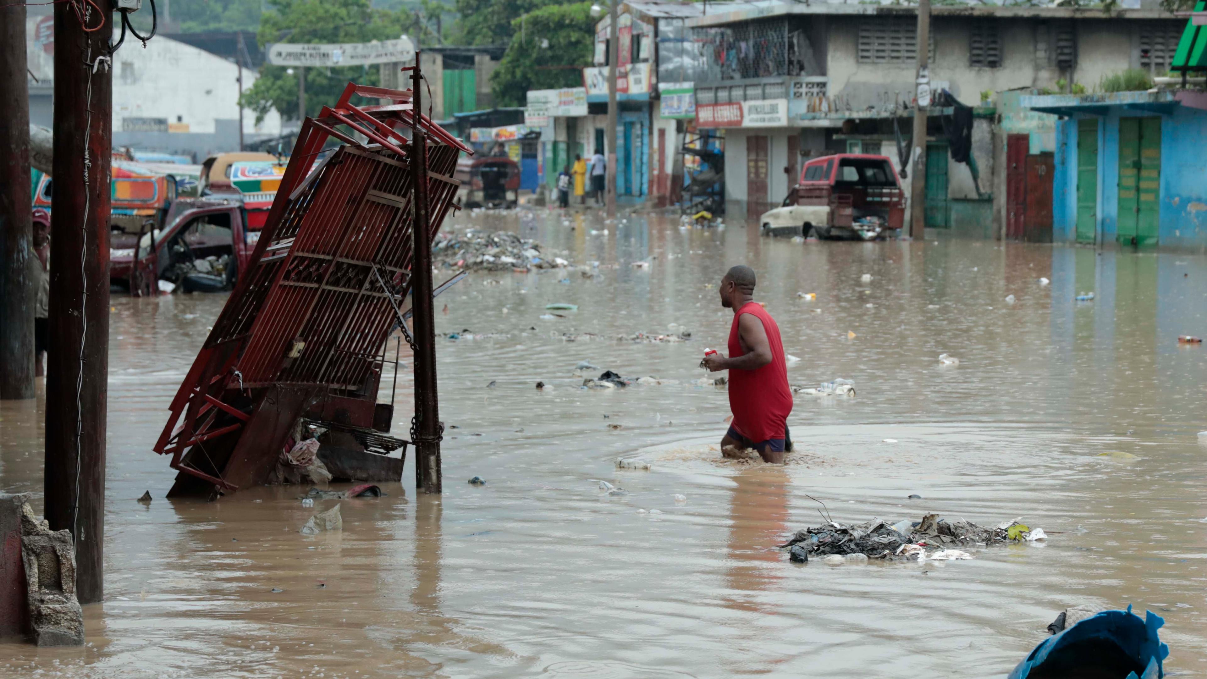 Haiti, Port-au-Prince: Ein Mann watet über eine Straße, die nach heftigem Regen überflutet ist.