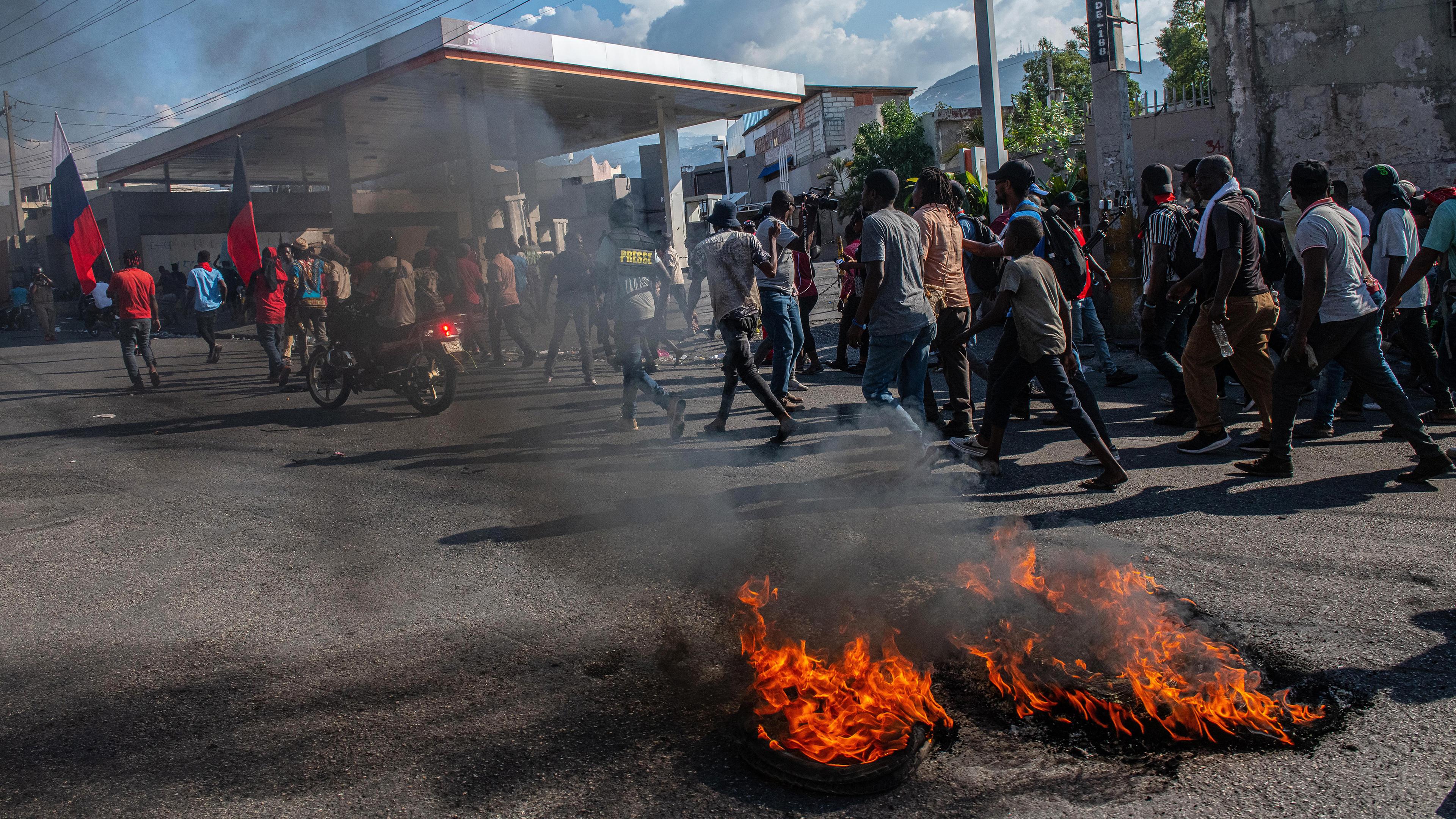Menschen nehmen an einer Demonstration teil, bei der der Rücktritt von Premierminister Ariel Henry gefordert wird, aufgenomme am 05.02024  in Port-au-Prince