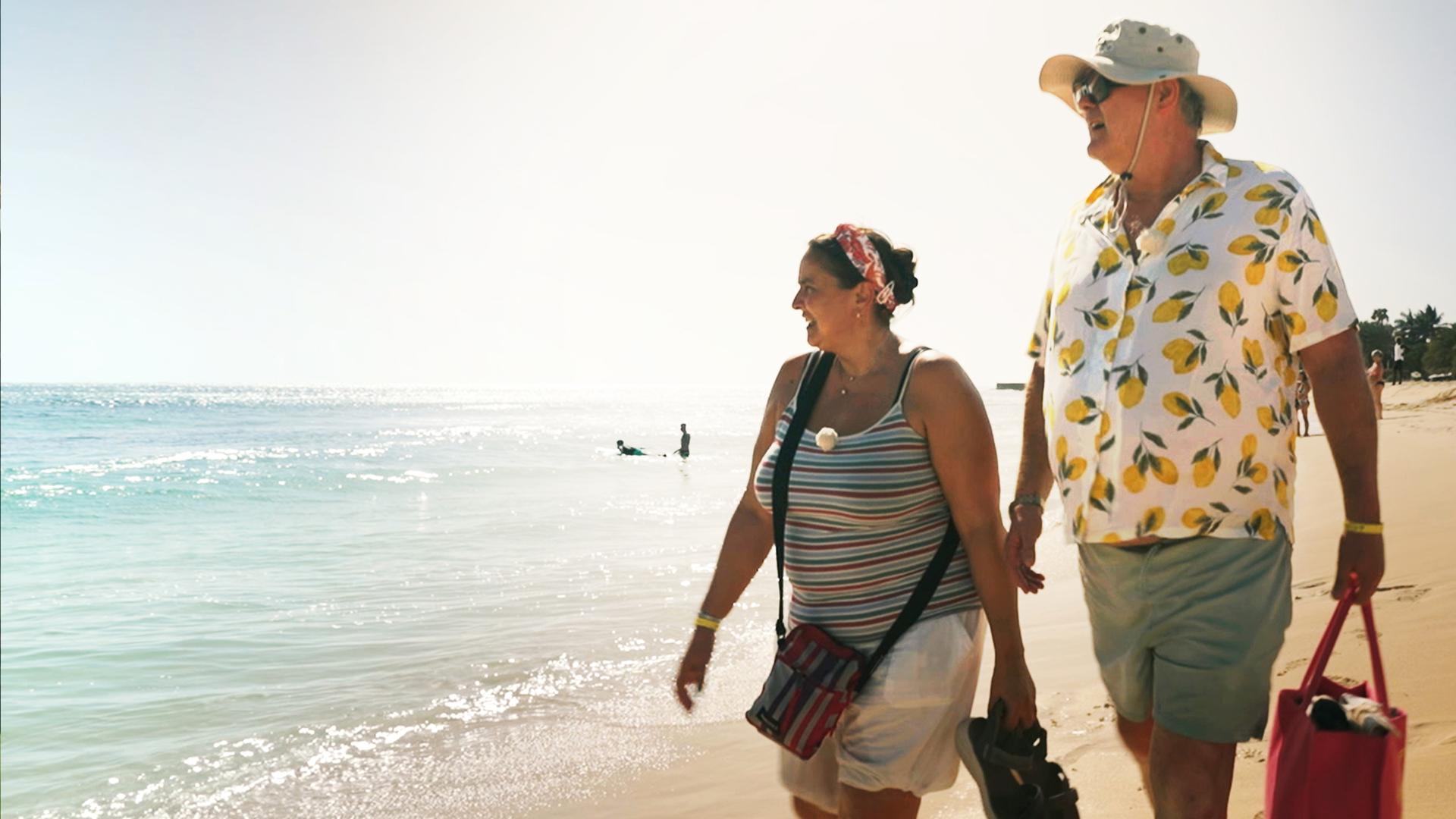 Sonja und Waldi (v.l.n.r.) laufen im Sonnenschein am Strand auf den Kapverden.