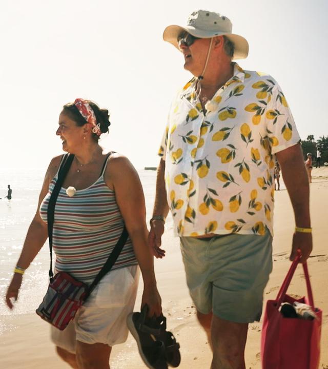 Sonja und Waldi (v.l.n.r.) laufen im Sonnenschein am Strand auf den Kapverden.