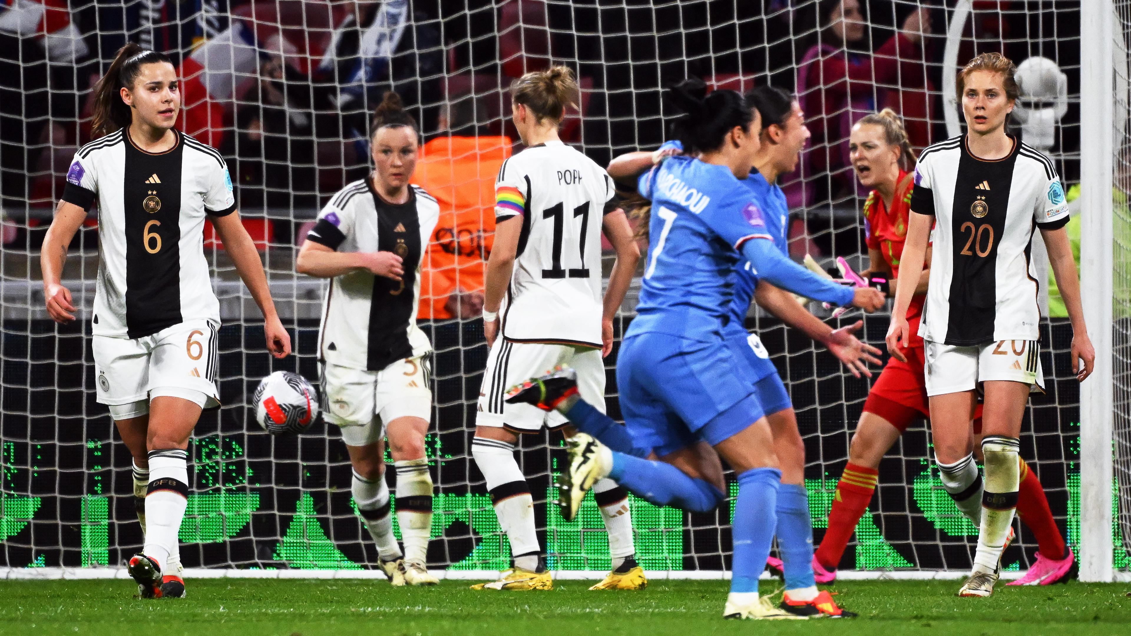 Deutschlands Spielerinnen Lena Oberdorf (l.) und Sjoeke Nüsken (r.) nach Frankreichs Treffer zum 1:0