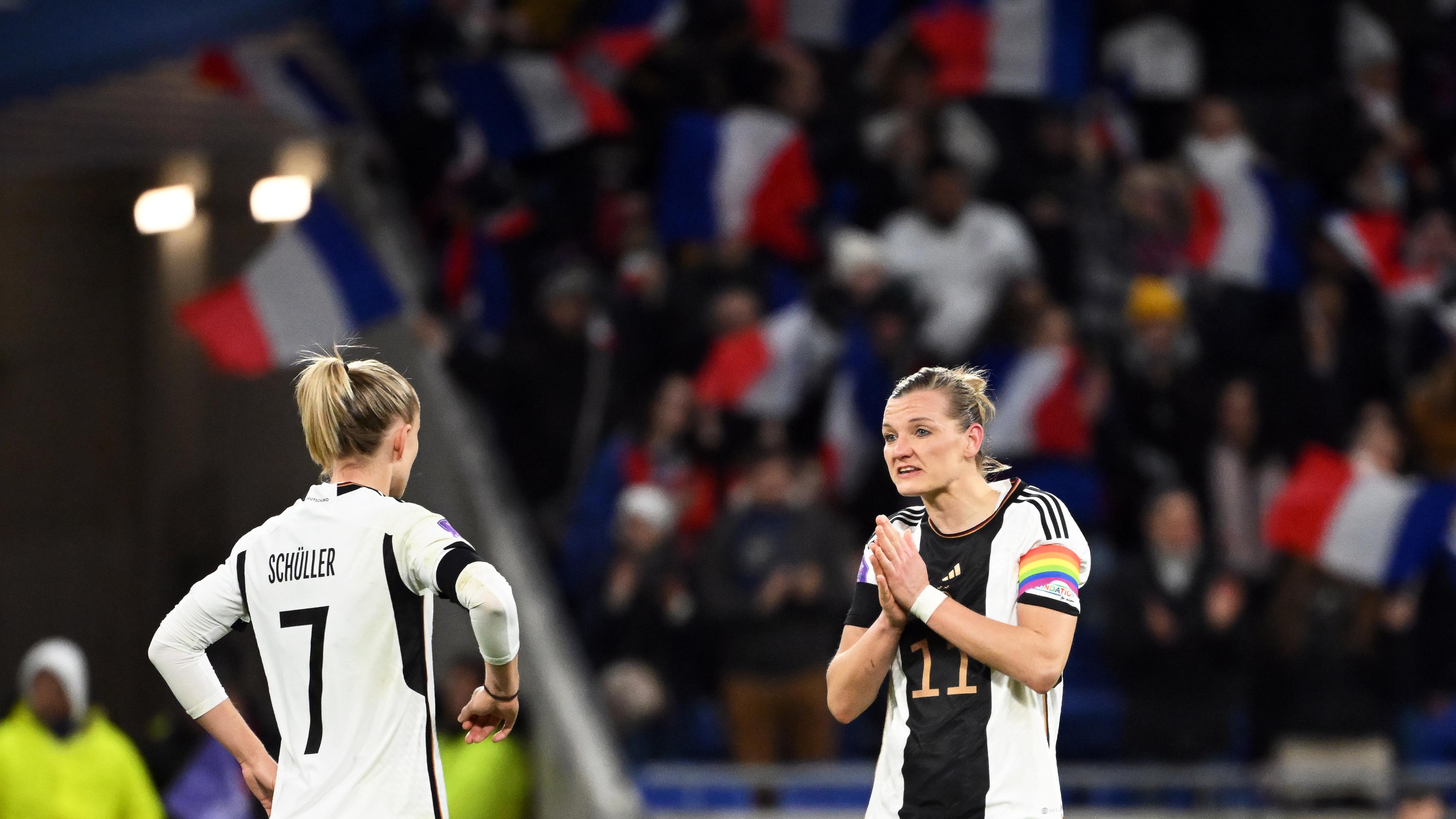 Deutschlands Spielerinnen Alexandra Popp (r.) und Lea Schüller reagieren nach Frankreichs Treffer zum 2:0. 