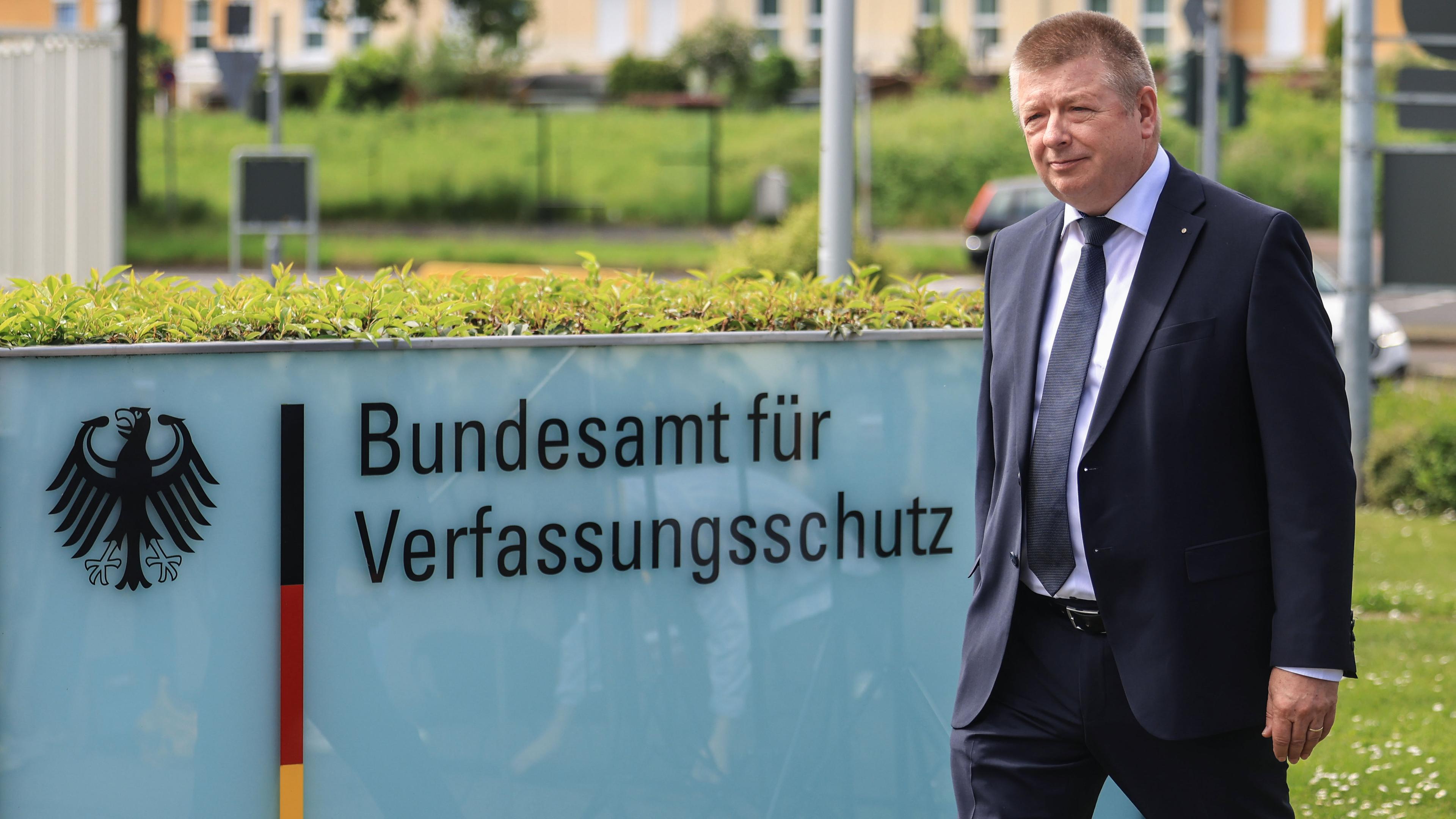 Thomas Haldenwang, Präsident des Bundesamtes für Verfassungsschutz (BfV), geht vor dem BfV entlang