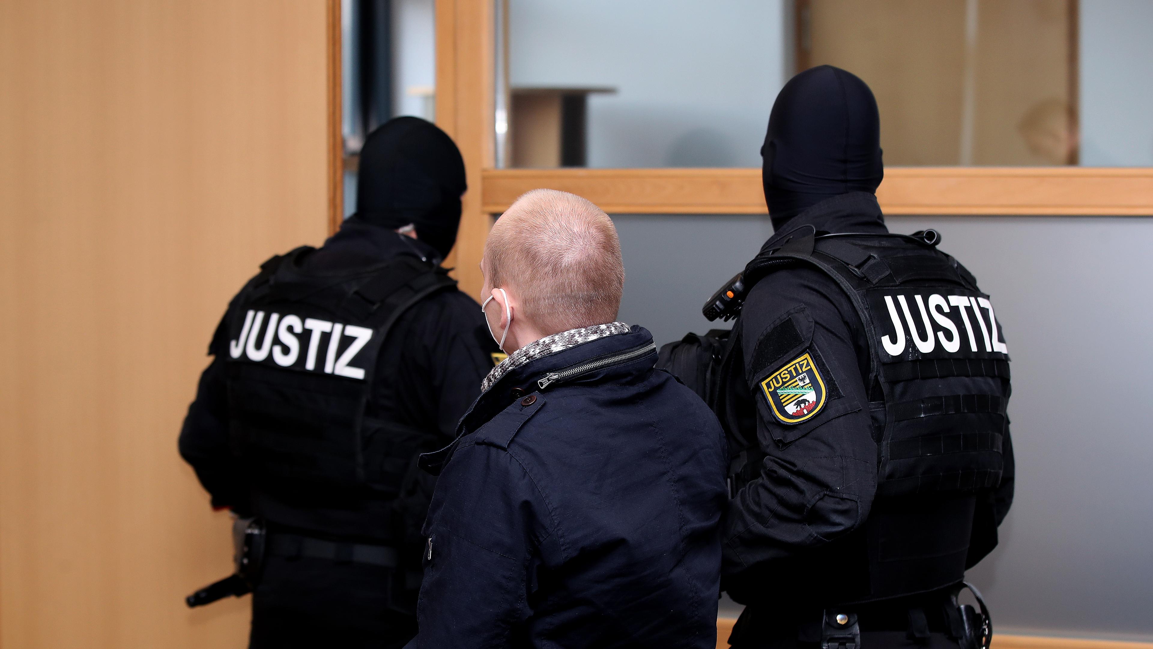 Der Angeklagte Stephan Balliet (l) wird aus dem Gerichtssaal geführt, aufgenommen am 21.12.2020 in Magdeburg