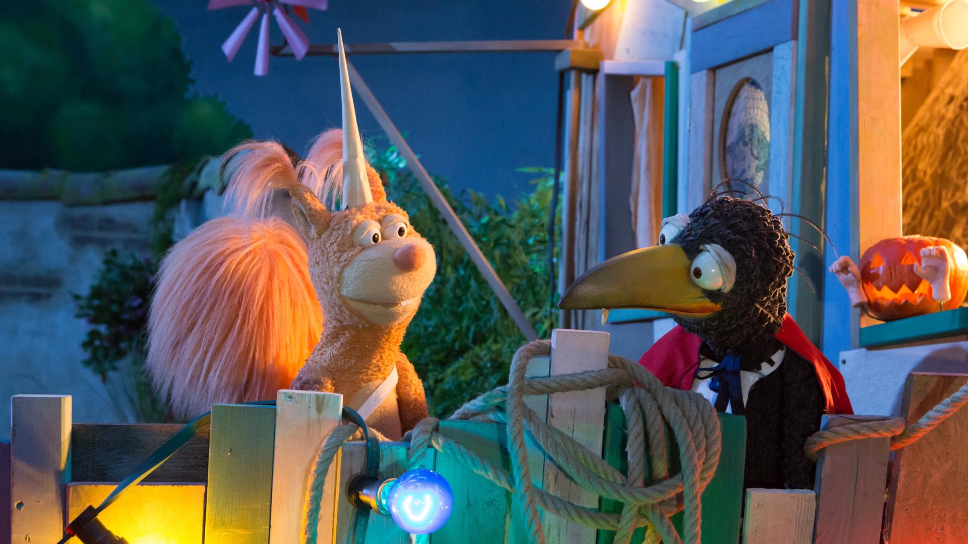 Rabe Rudi und Ella Eichhörnchen feiern Halloween und sind verkleidet.