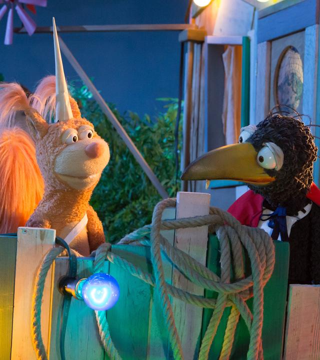 Rabe Rudi und Ella Eichhörnchen feiern Halloween und sind verkleidet.