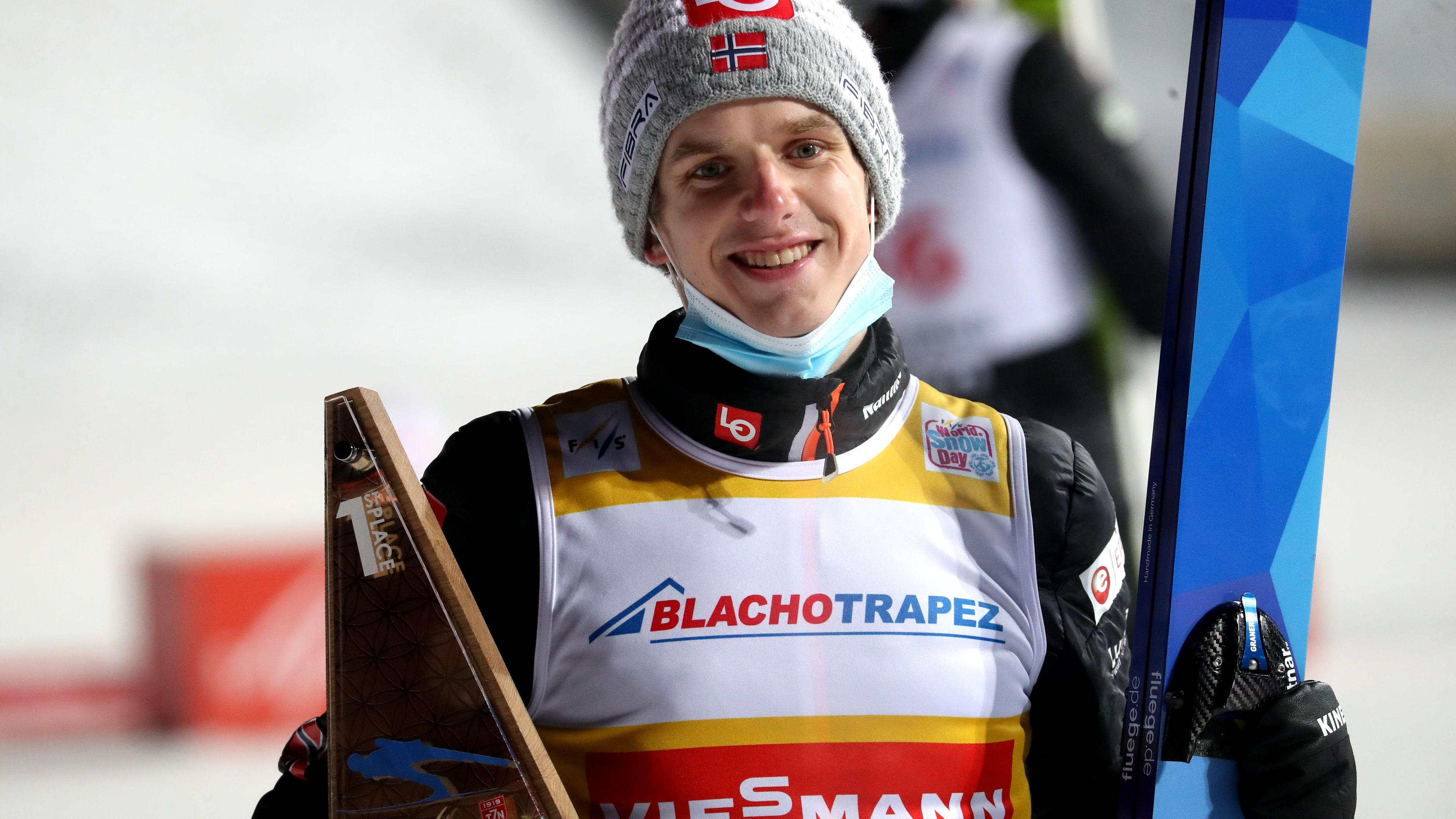 Halvor Egner Granerud bei der Siegerehrung nach dem Skisprung-Weltcup in Zakopane