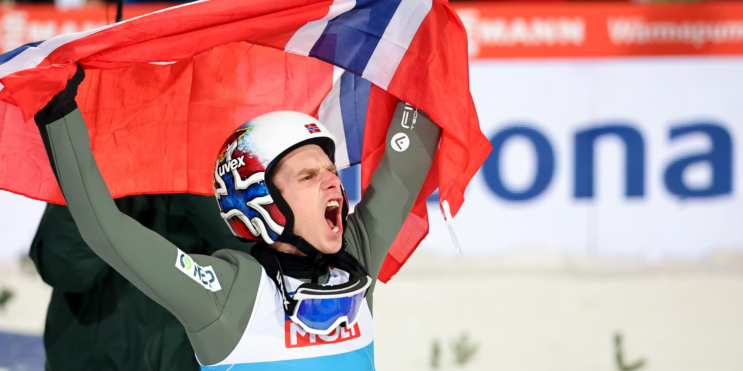 Halvor Egner Granerud (Norwegen) jubelt nach seinem Sprung über den Tages- und Gesamtsieg.