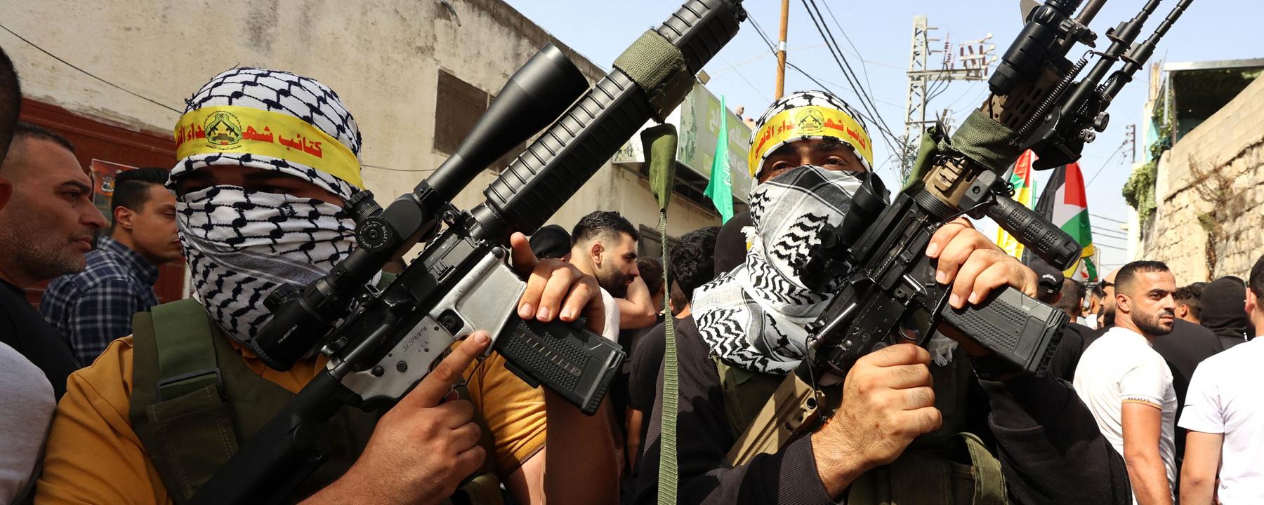 Hamas nehmen am 23.10.2023 im Westjordanland an der Beerdigung von zwei palästinensischen Männern teil. 