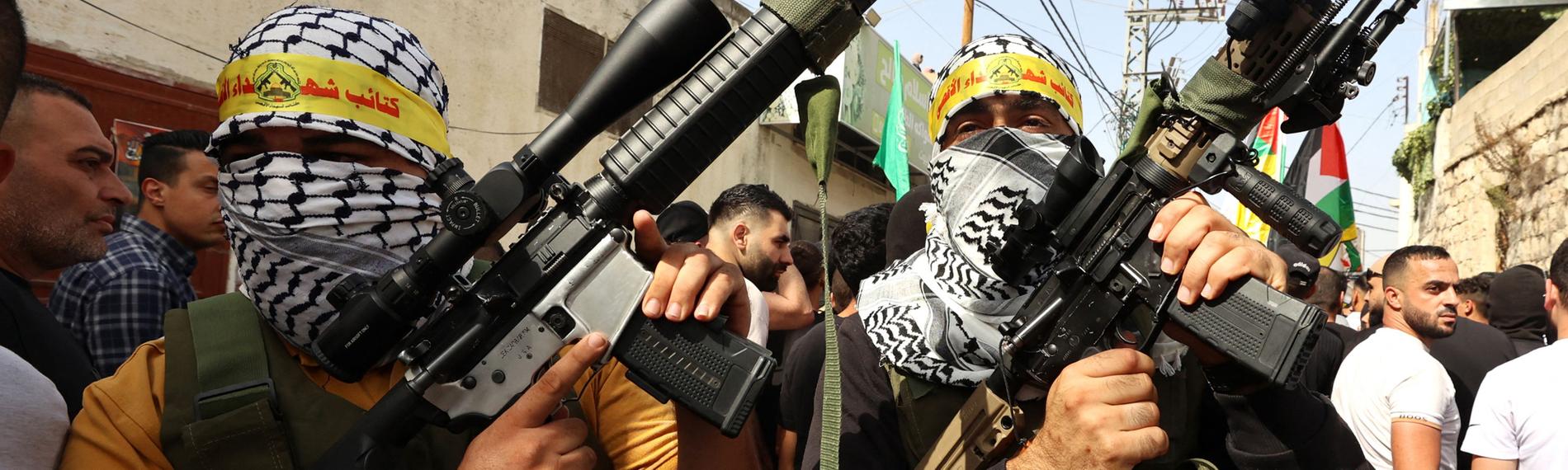 Hamas nehmen am 23.10.2023 im Westjordanland an der Beerdigung von zwei palästinensischen Männern teil. 