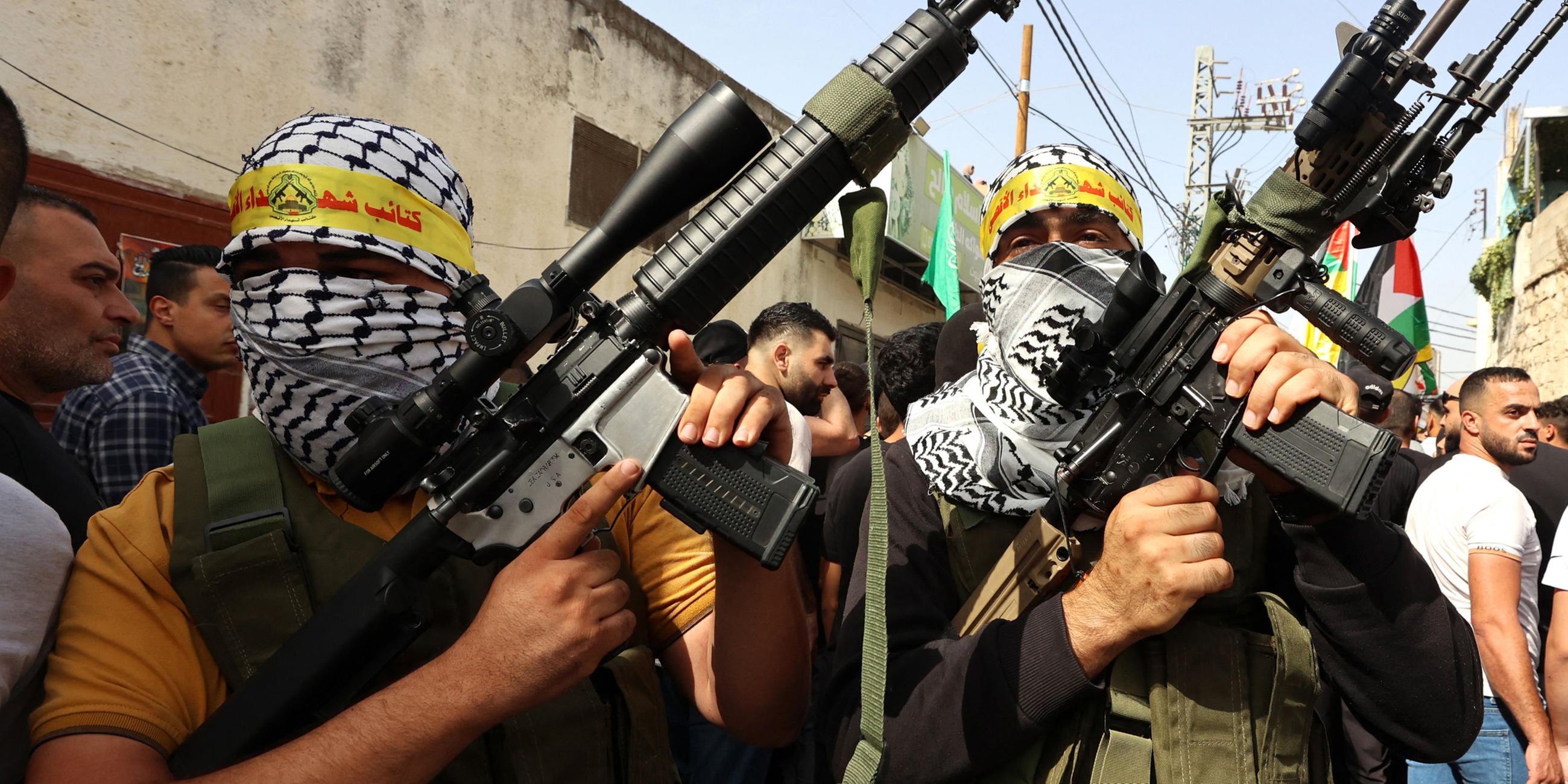 Hamas nehmen am 23.10.2023 im Westjordanland an der Beerdigung von zwei palästinensischen Männern teil. 