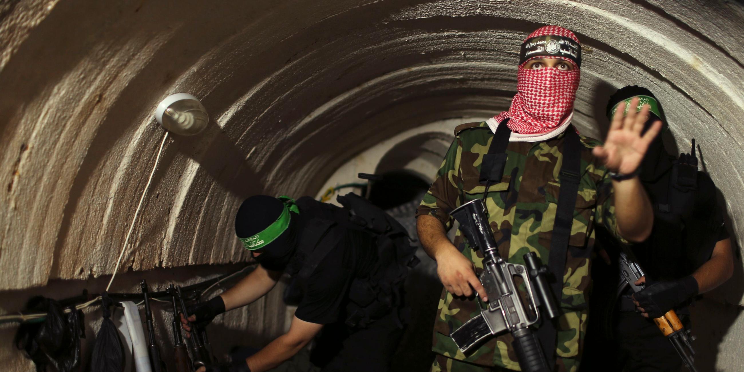 Kämpfer der Hamas in einem Tunnel
